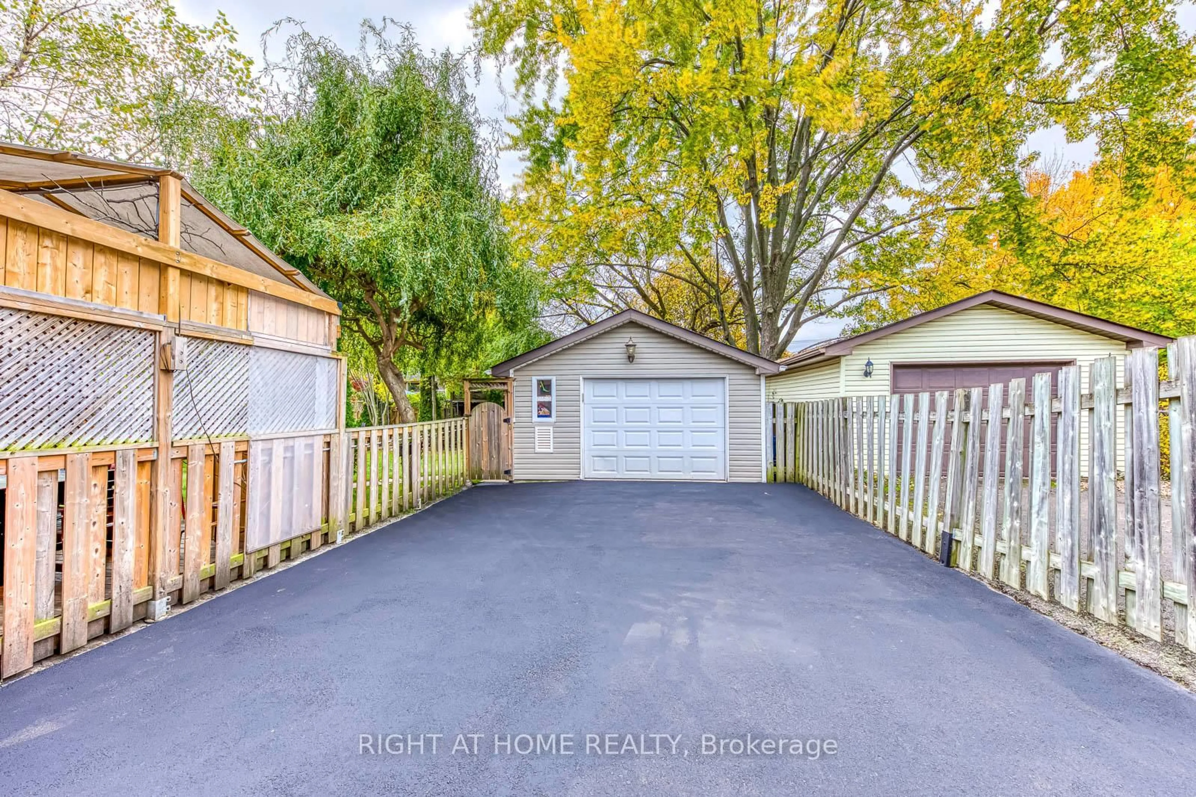 A pic from outside/outdoor area/front of a property/back of a property/a pic from drone, street for 364 Bevan Dr, Burlington Ontario L7L 4L4