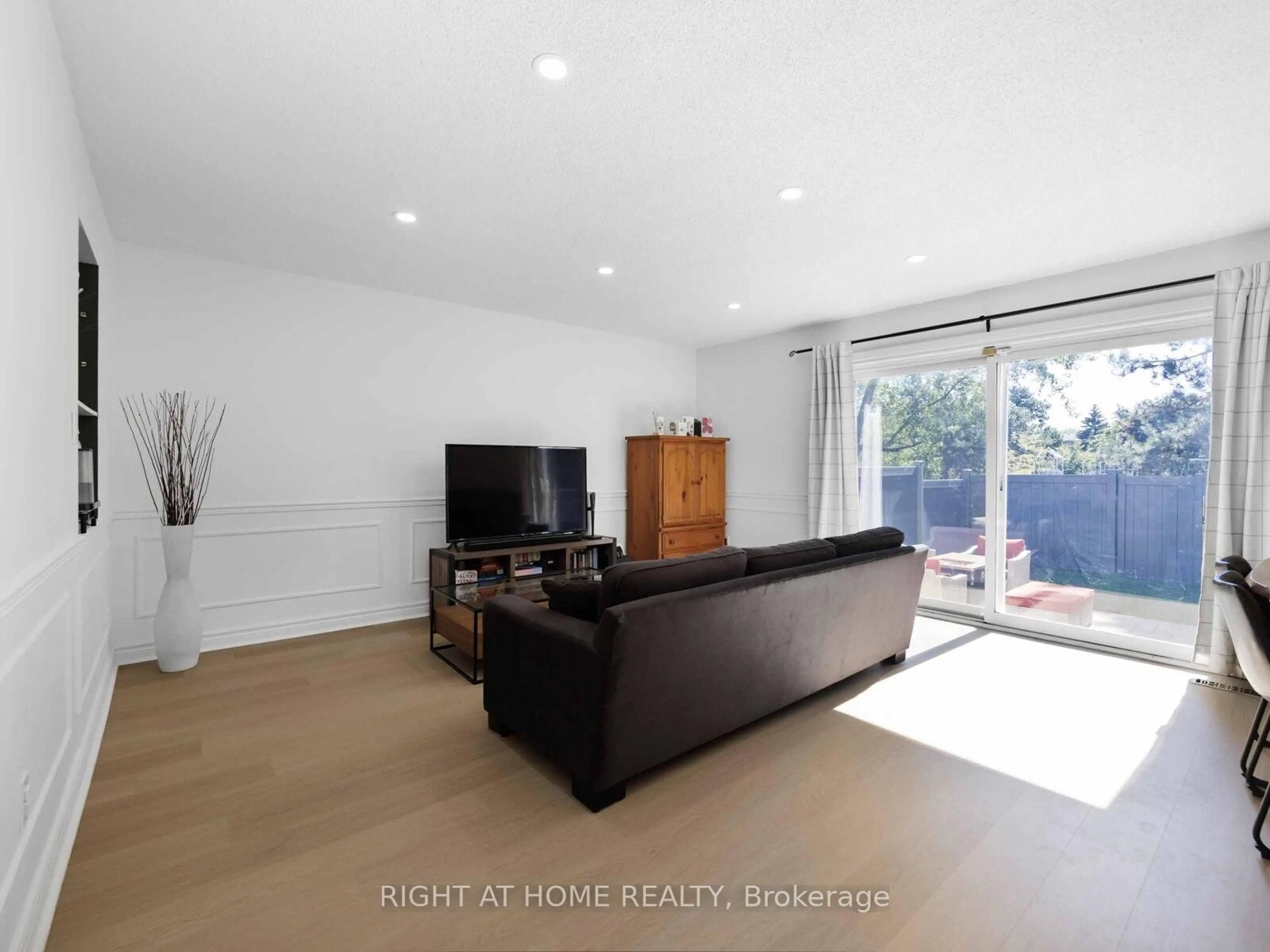 A pic of a room for 120 Falconer Dr #28, Mississauga Ontario L5N 1P5