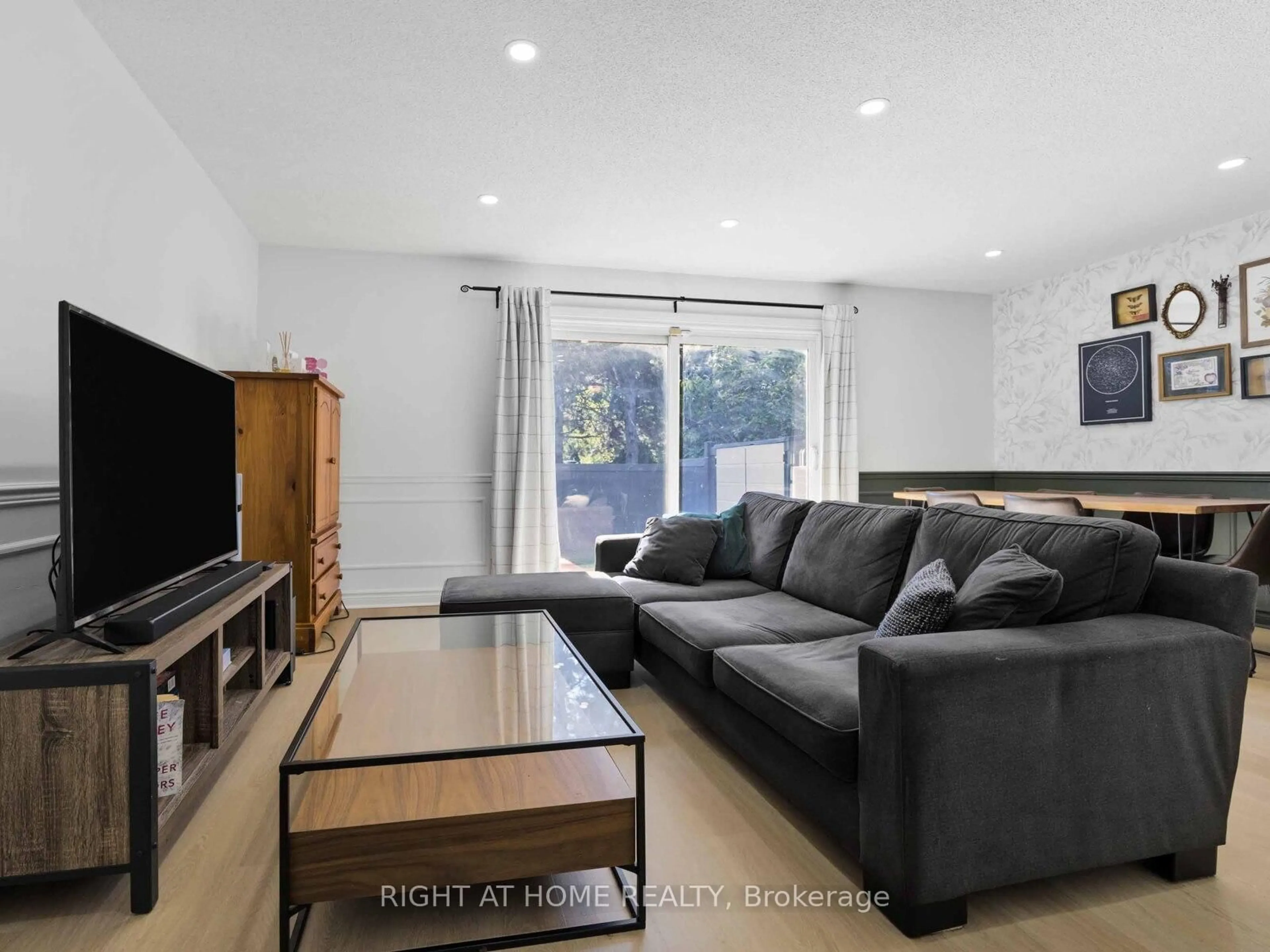 Living room with furniture, unknown for 120 Falconer Dr #28, Mississauga Ontario L5N 1P5