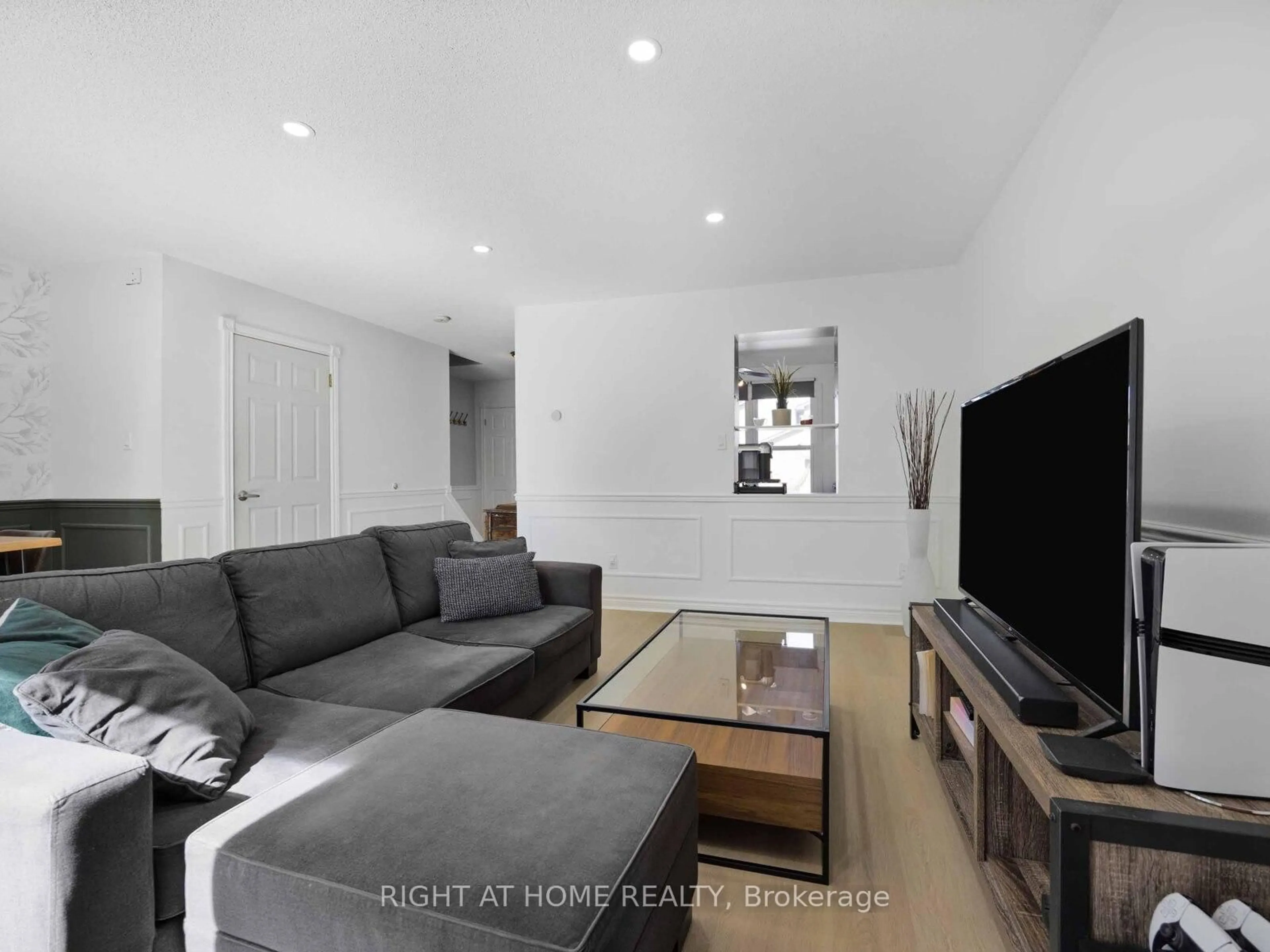 Living room with furniture, unknown for 120 Falconer Dr #28, Mississauga Ontario L5N 1P5