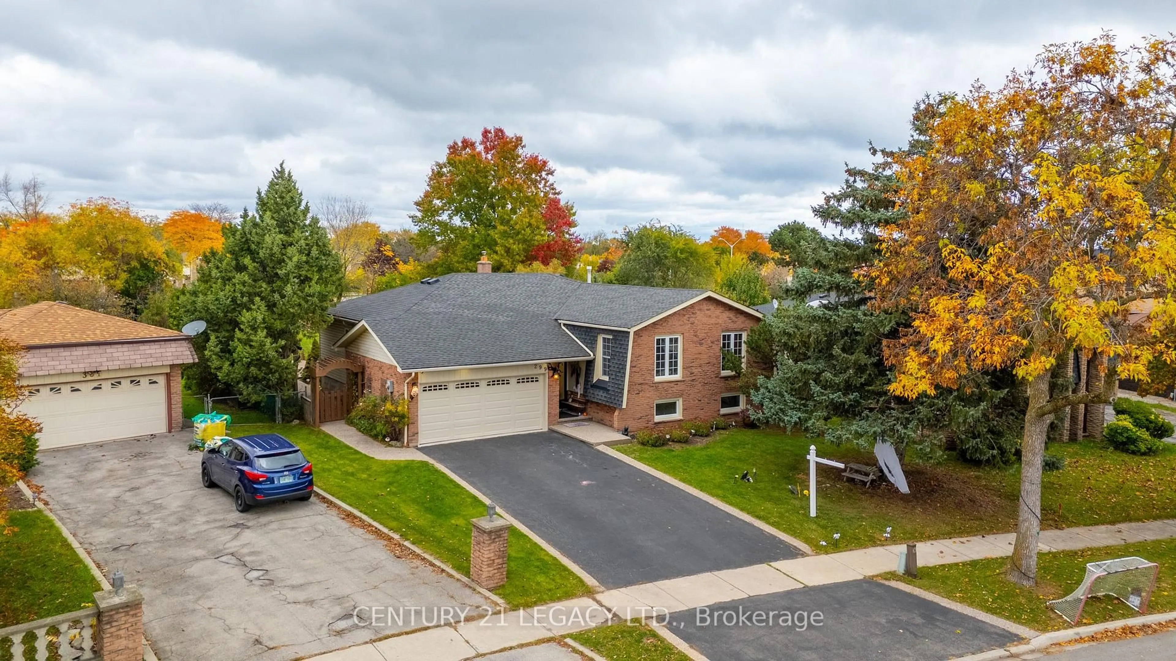 A pic from outside/outdoor area/front of a property/back of a property/a pic from drone, street for 299 PINEGROVE Rd, Oakville Ontario L6K 3P8