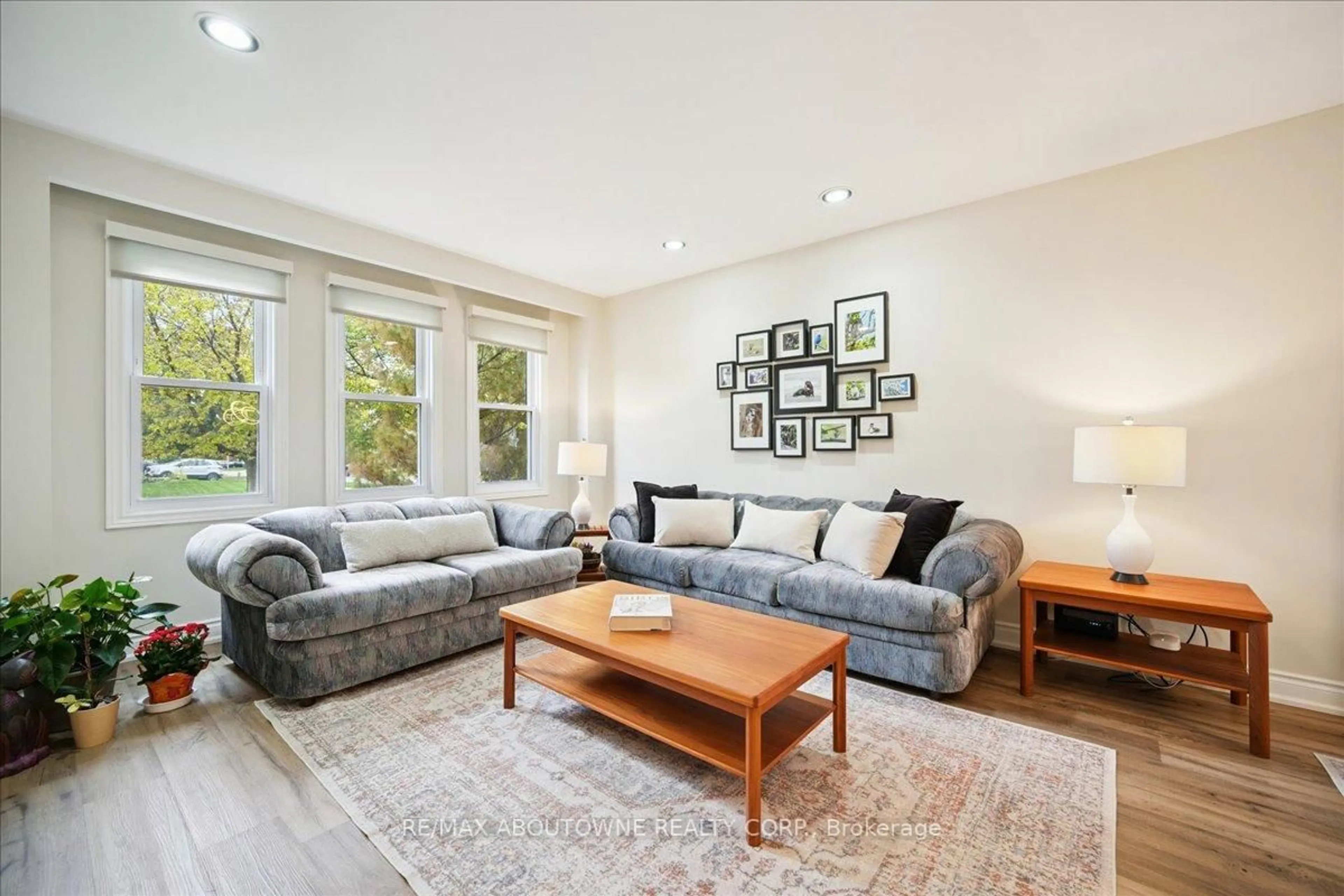 Living room with furniture, unknown for 87 River Oaks Blvd, Oakville Ontario L6H 3N4