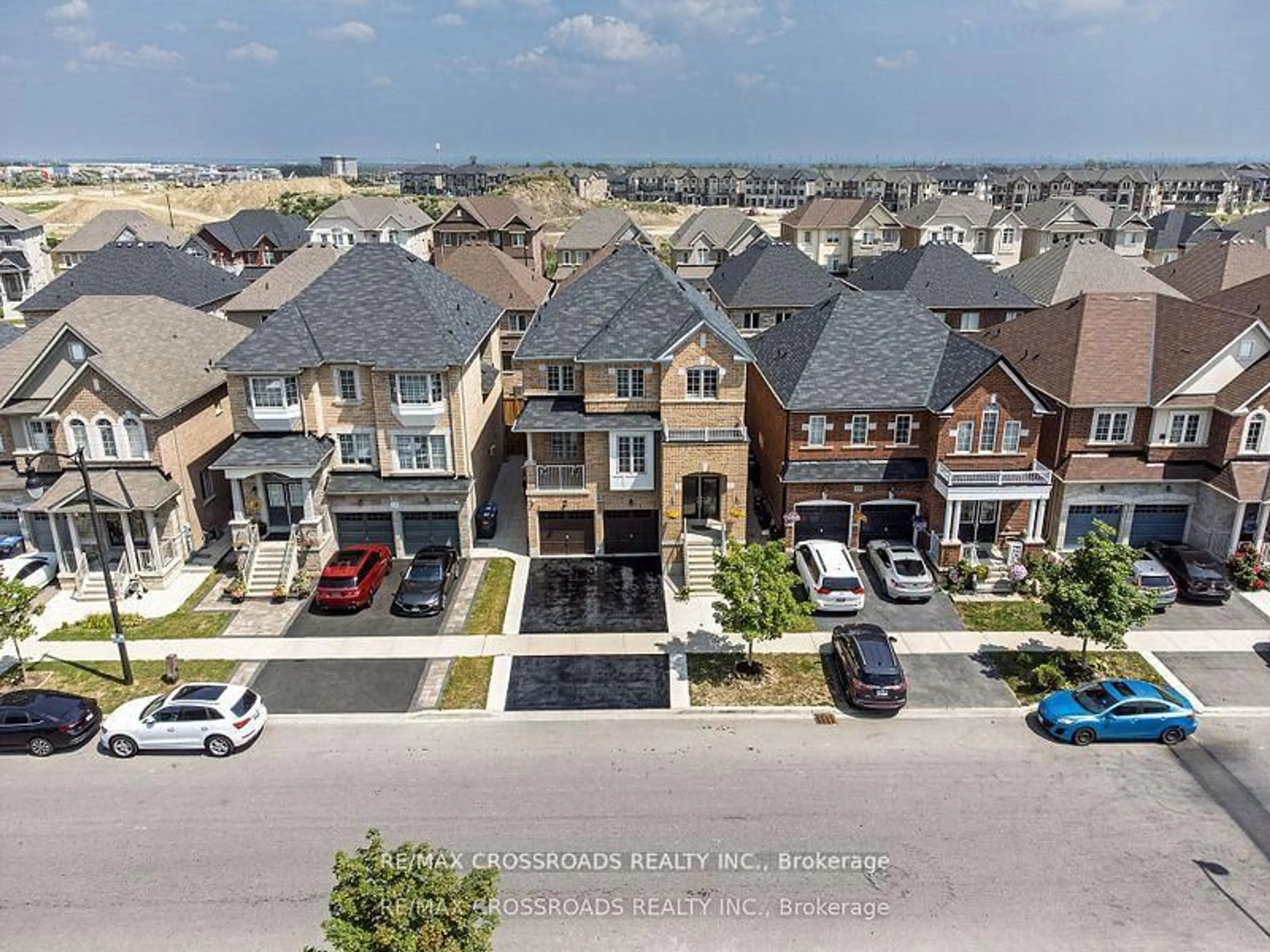 A pic from outside/outdoor area/front of a property/back of a property/a pic from drone, street for 119 Russell Creek Dr, Brampton Ontario L6R 0B3