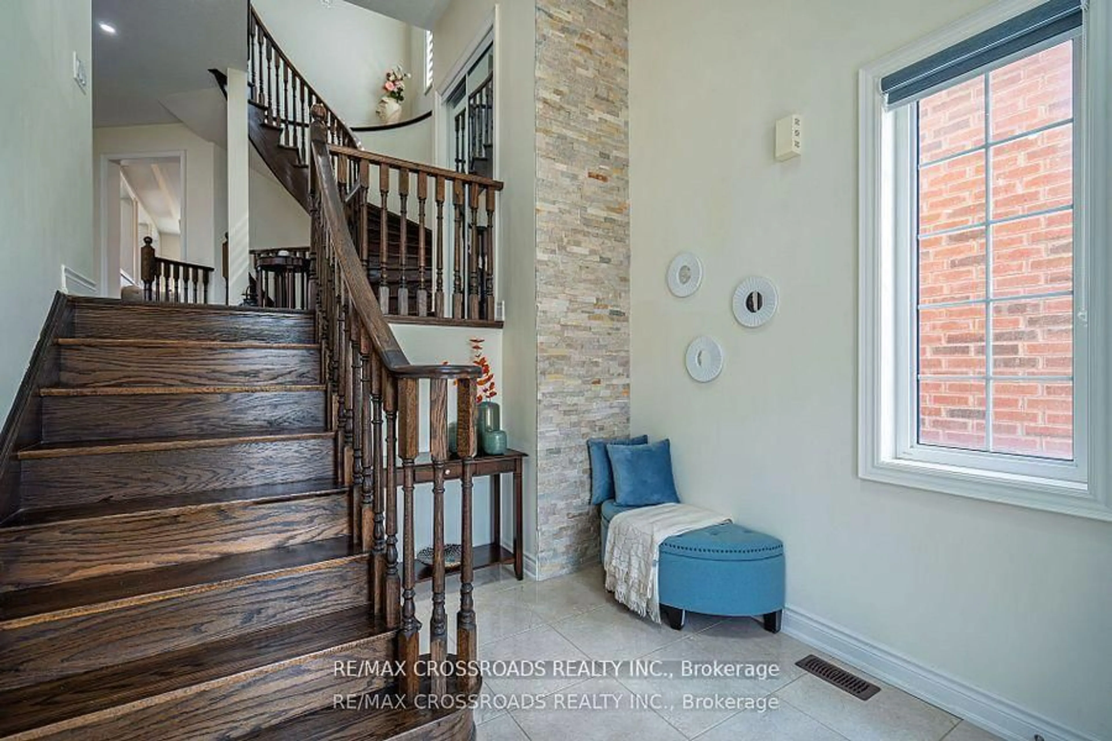 Indoor entryway for 119 Russell Creek Dr, Brampton Ontario L6R 0B3