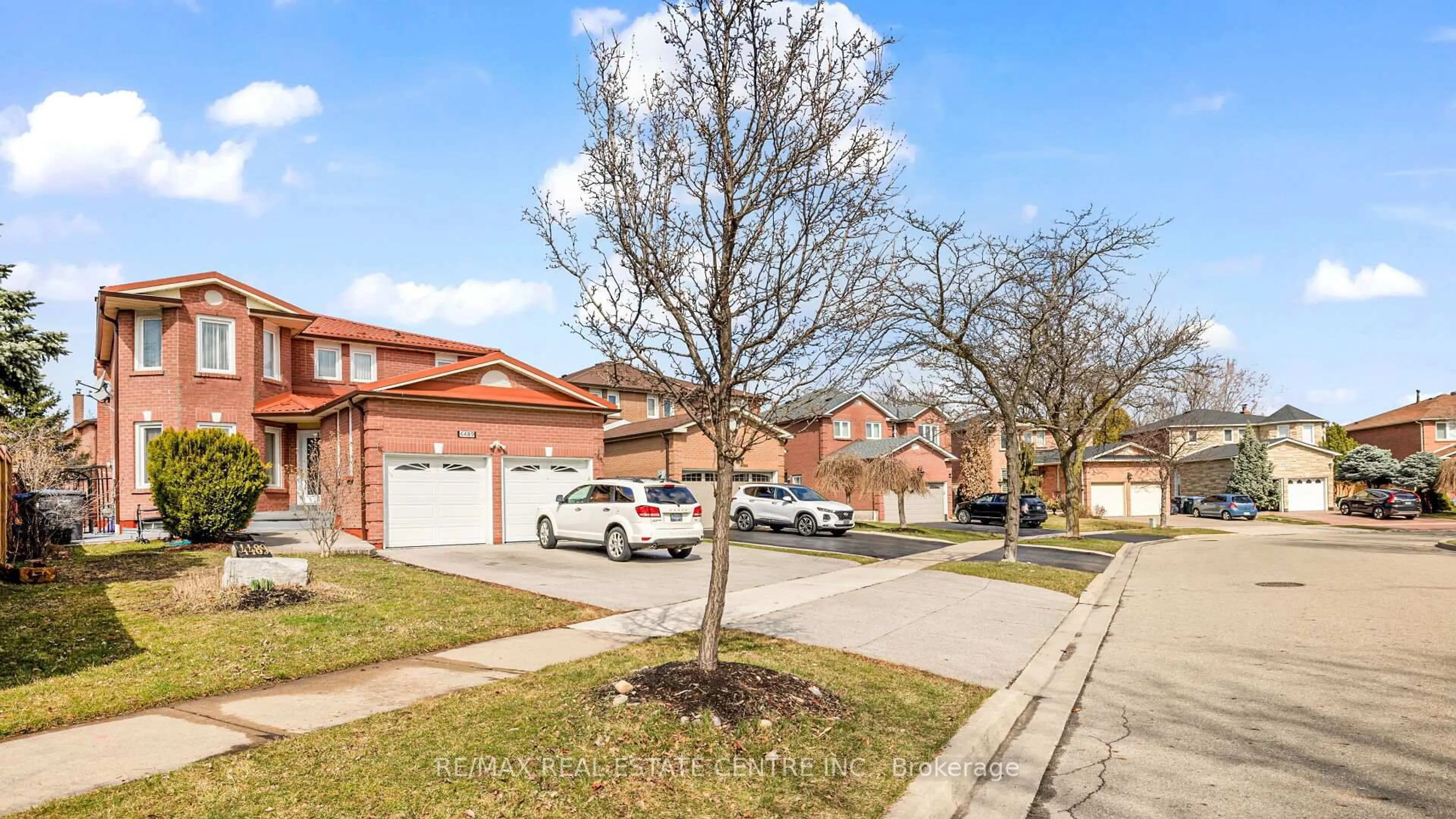 A pic from outside/outdoor area/front of a property/back of a property/a pic from drone, street for 4489 Weymouth Commons Cres, Mississauga Ontario L5R 1P5