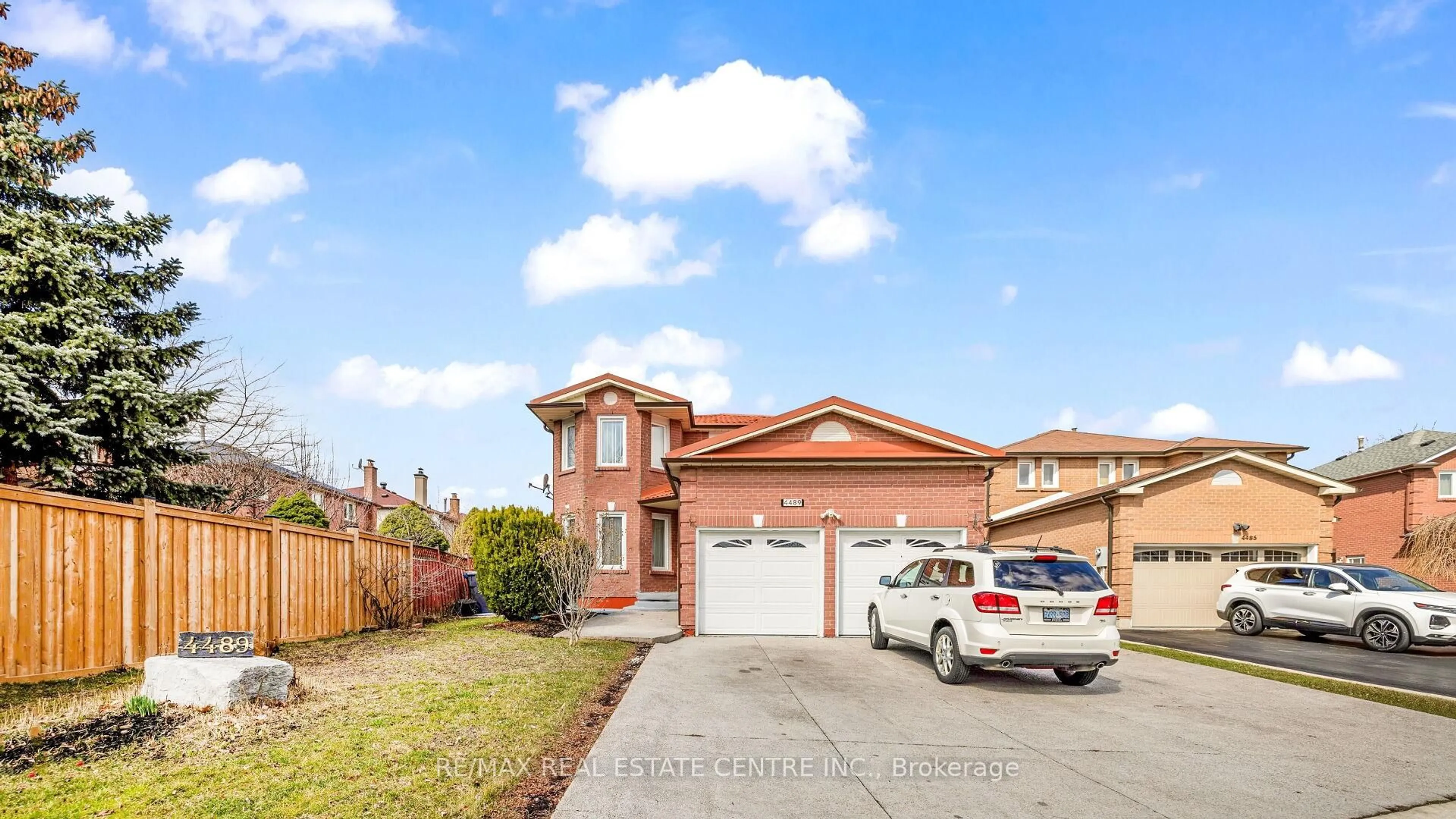 Home with brick exterior material, street for 4489 Weymouth Commons Cres, Mississauga Ontario L5R 1P5