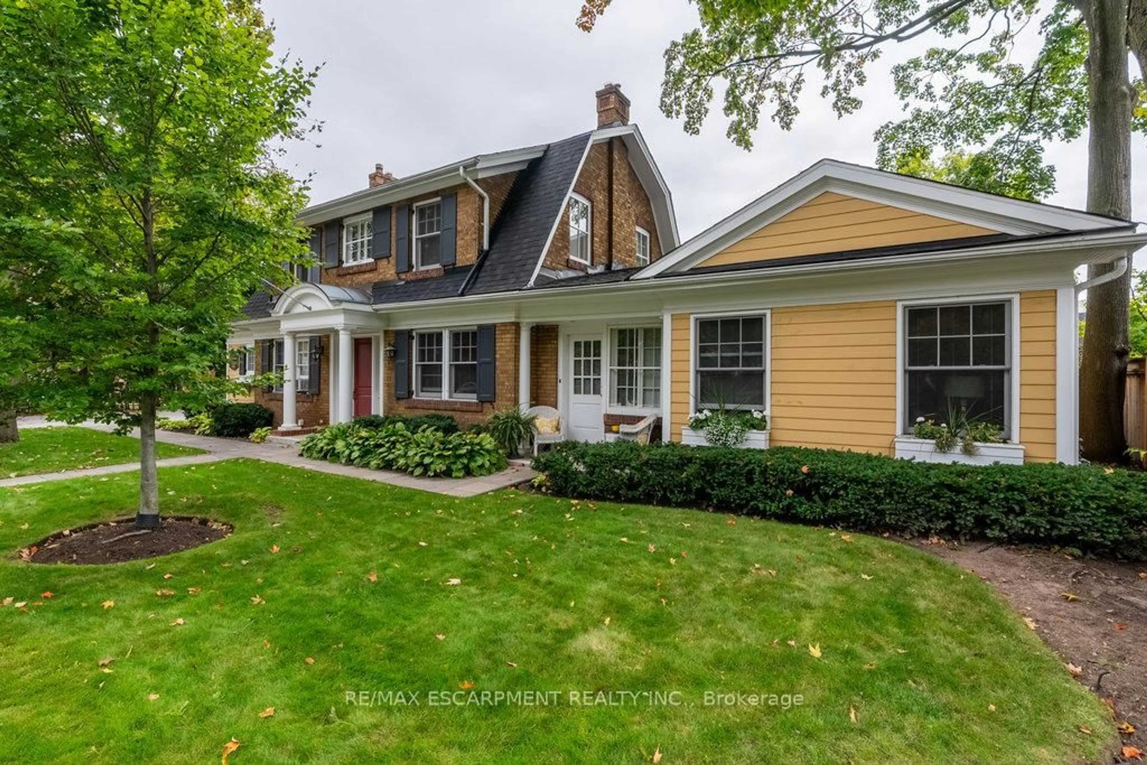 Home with vinyl exterior material, street for 2080 Caroline St, Burlington Ontario L7R 1L5