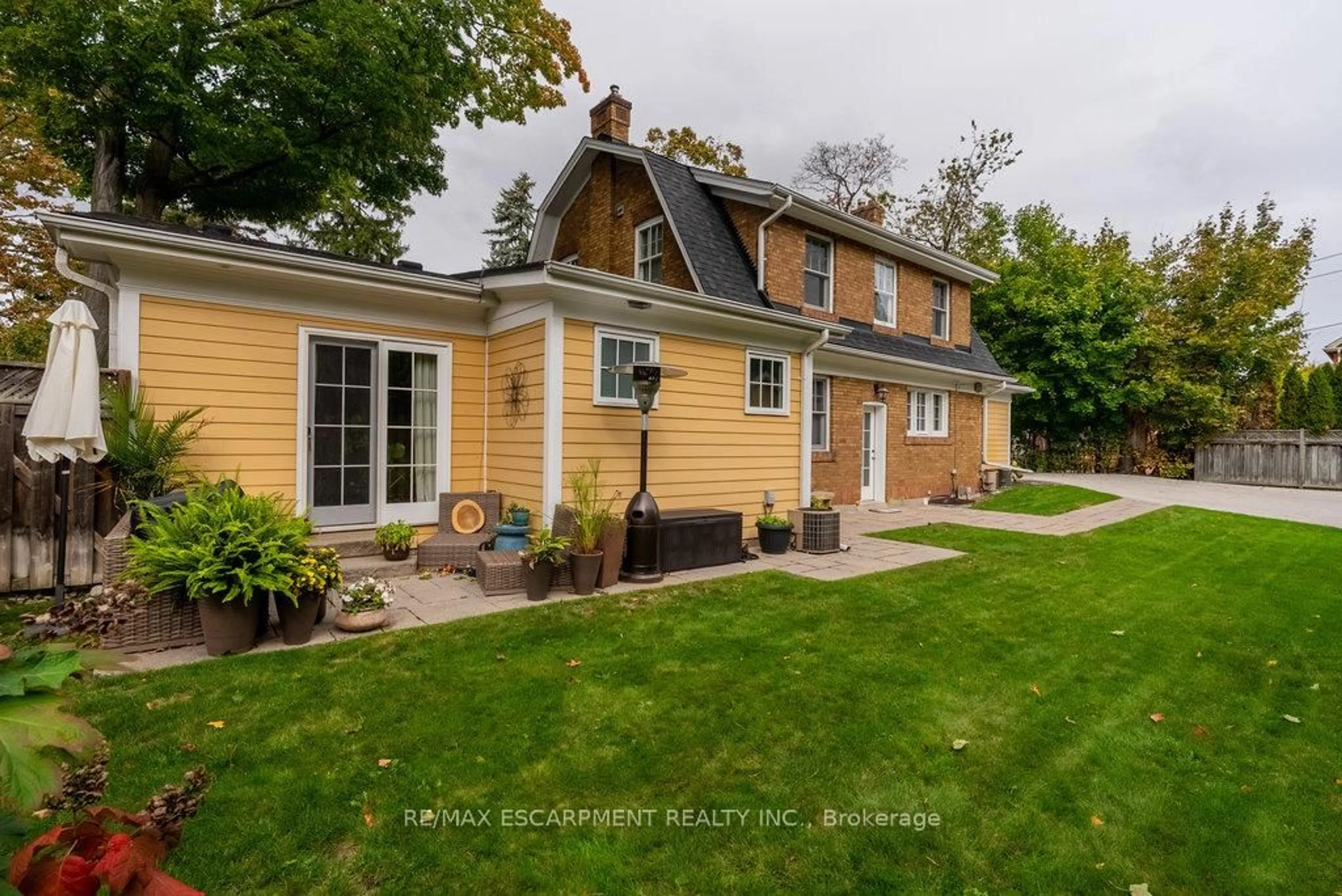 Unknown for 2080 Caroline St, Burlington Ontario L7R 1L5