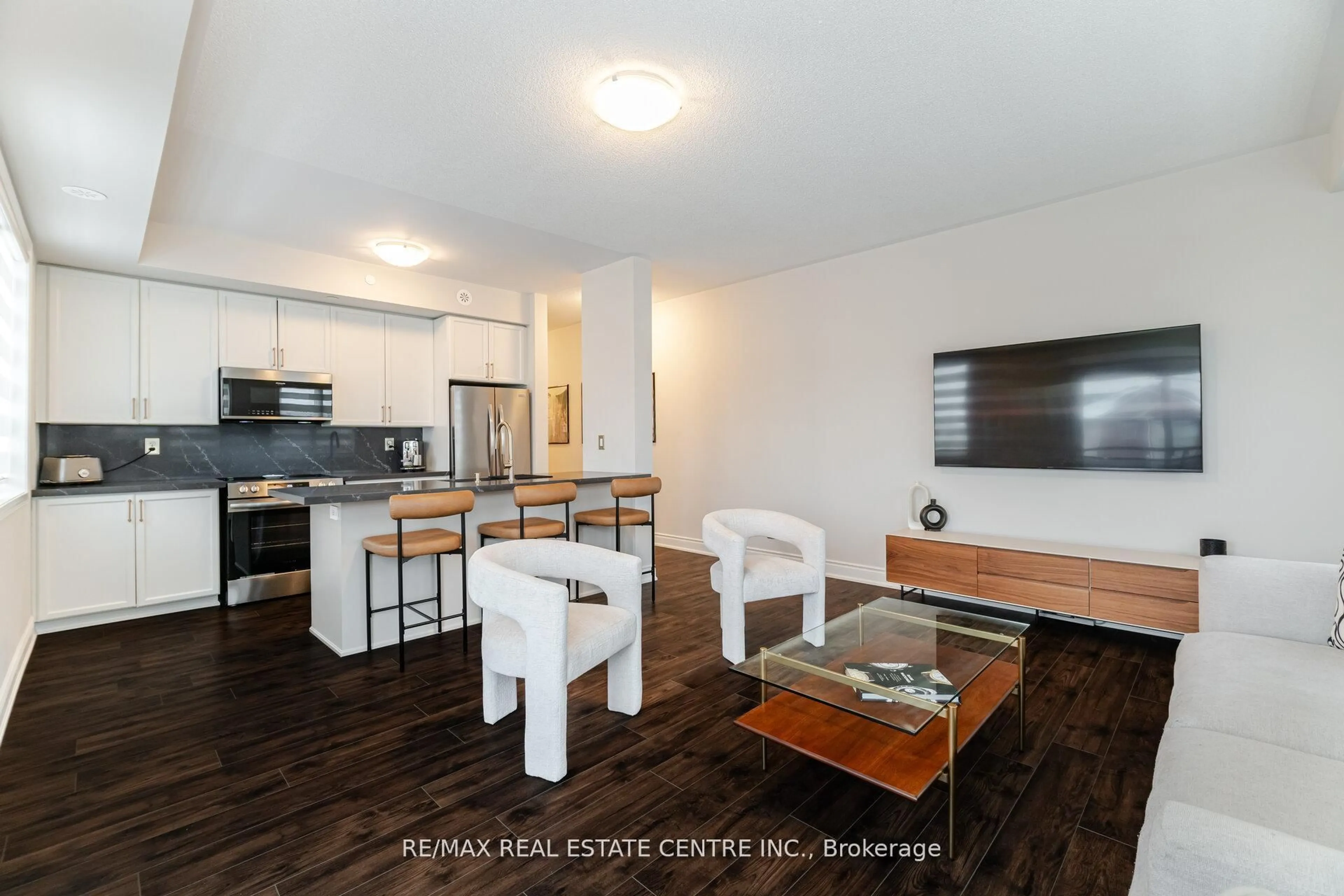 Living room with furniture, wood/laminate floor for 5705 Long Valley Rd #305, Mississauga Ontario L5M 0M3