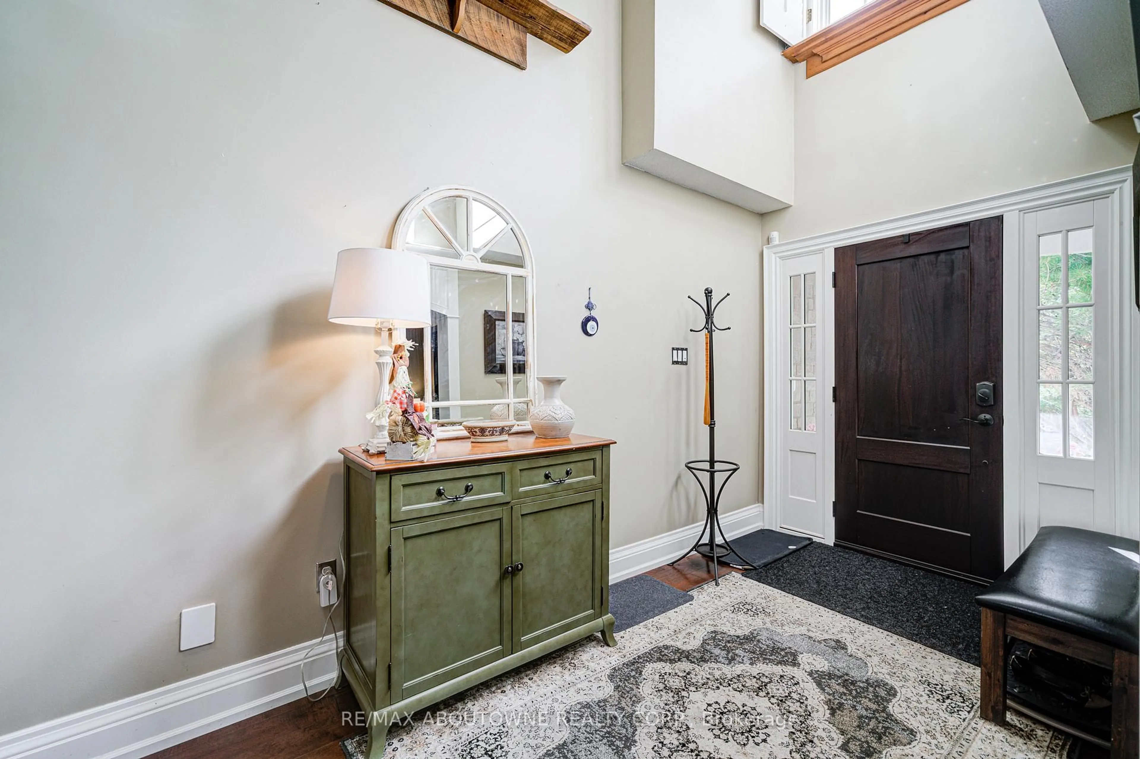 Indoor entryway for 2193 Meadowland Dr, Oakville Ontario L6H 6H2