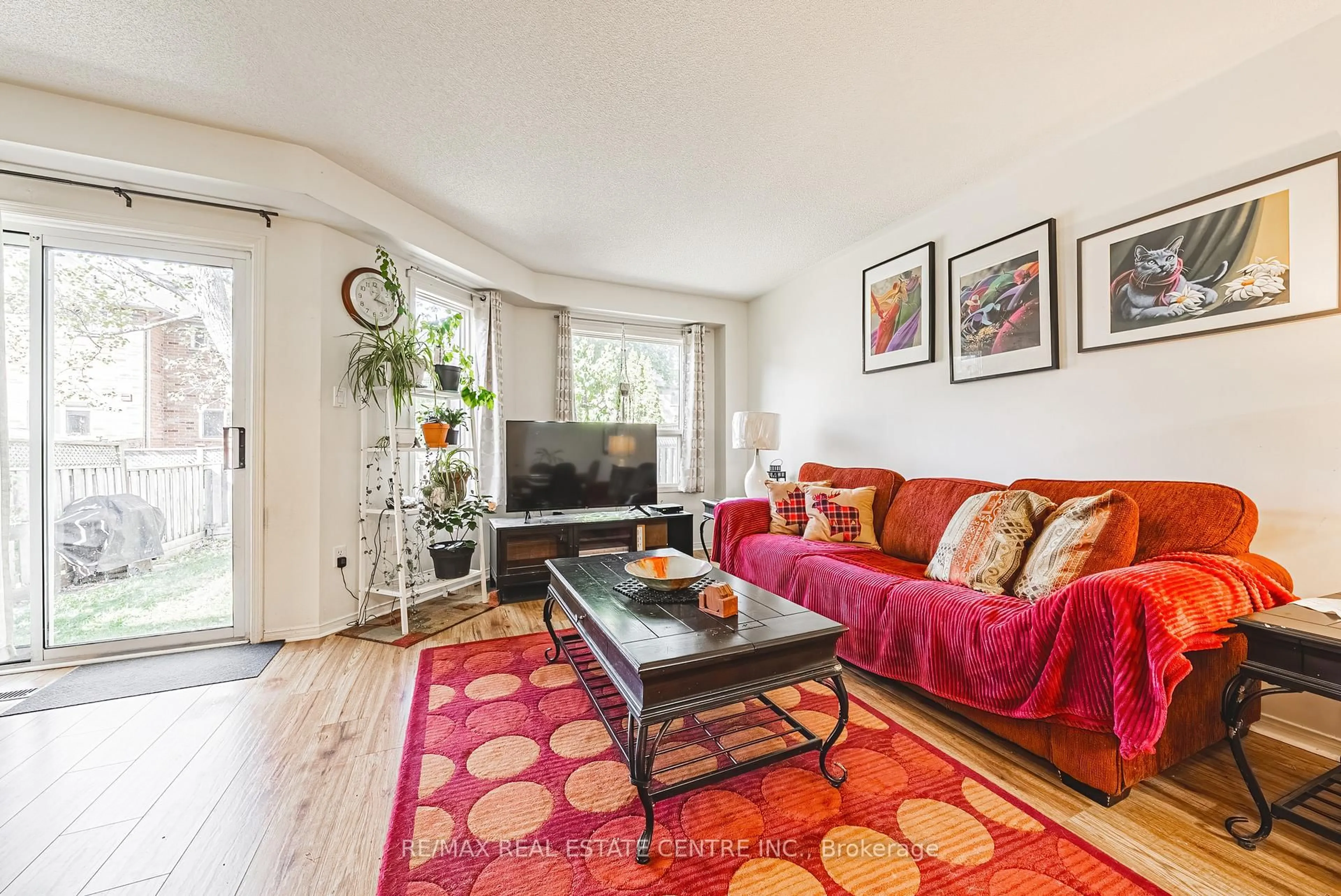 Living room with furniture, unknown for 487 Taylor Cres, Burlington Ontario L7L 6G2