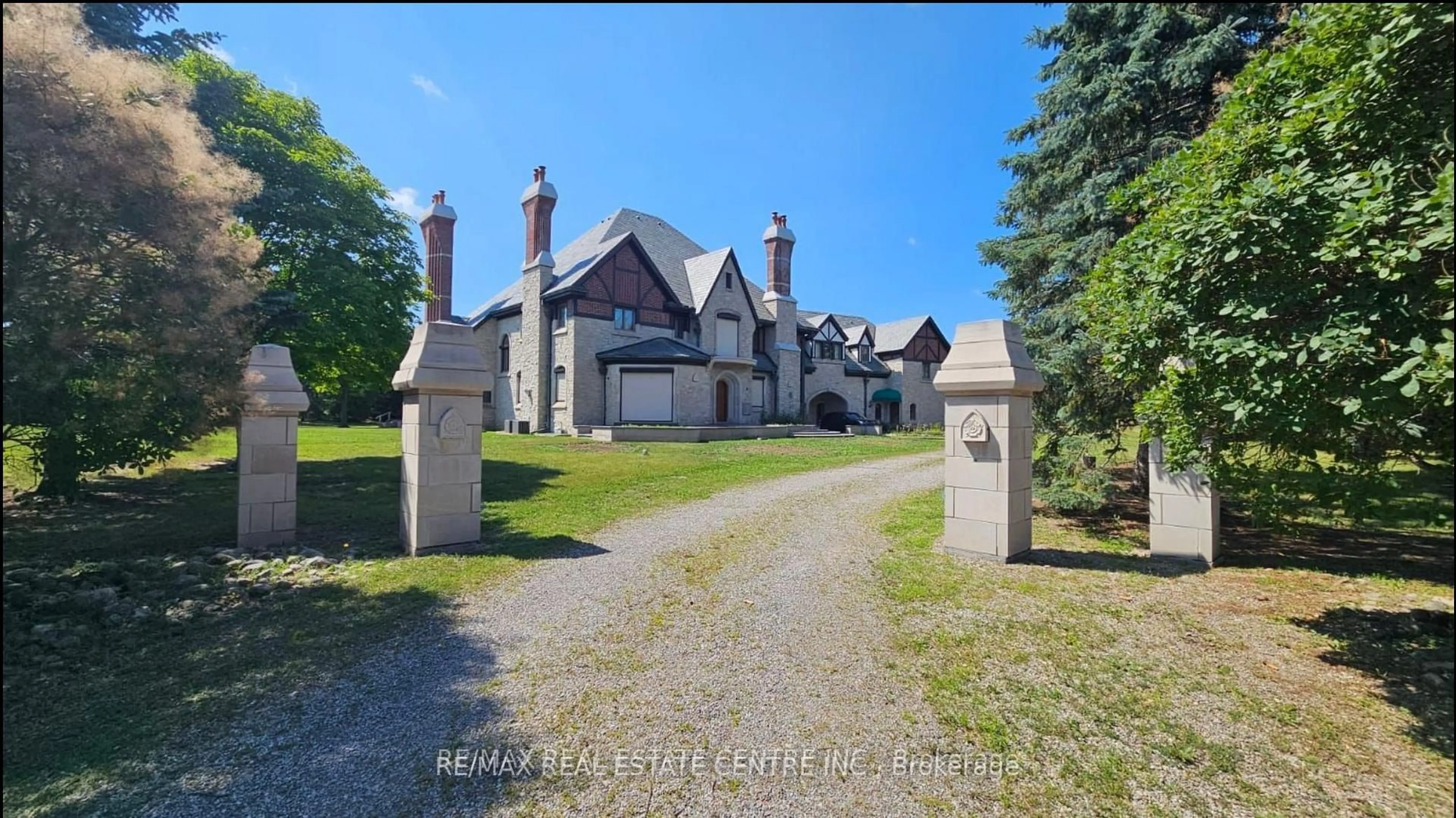 A pic from outside/outdoor area/front of a property/back of a property/a pic from drone, street for 2 Edgeforest Dr, Brampton Ontario L6P 0E1