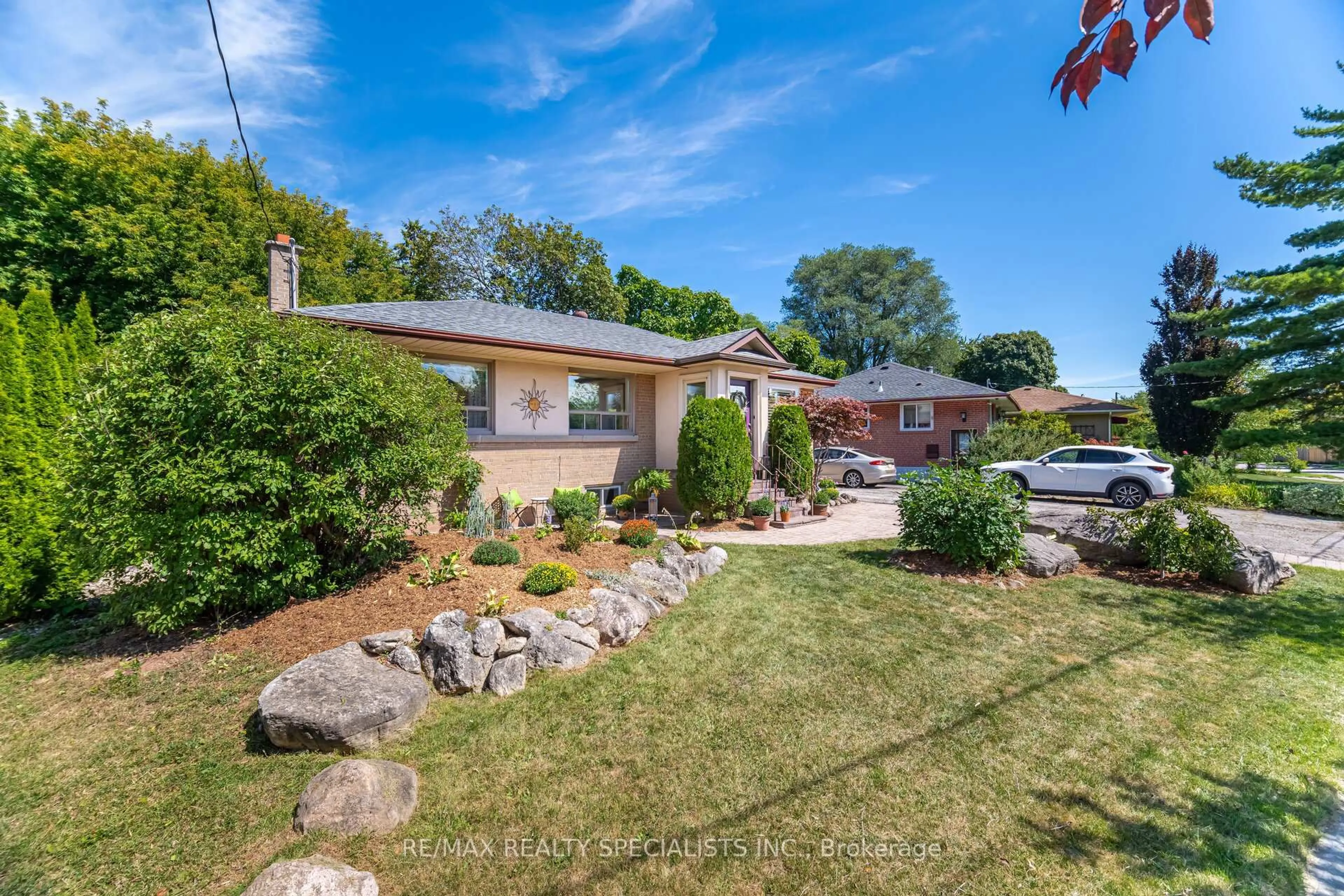 A pic from outside/outdoor area/front of a property/back of a property/a pic from drone, water/lake/river/ocean view for 1539 Pembroke Dr, Oakville Ontario L6H 1V6