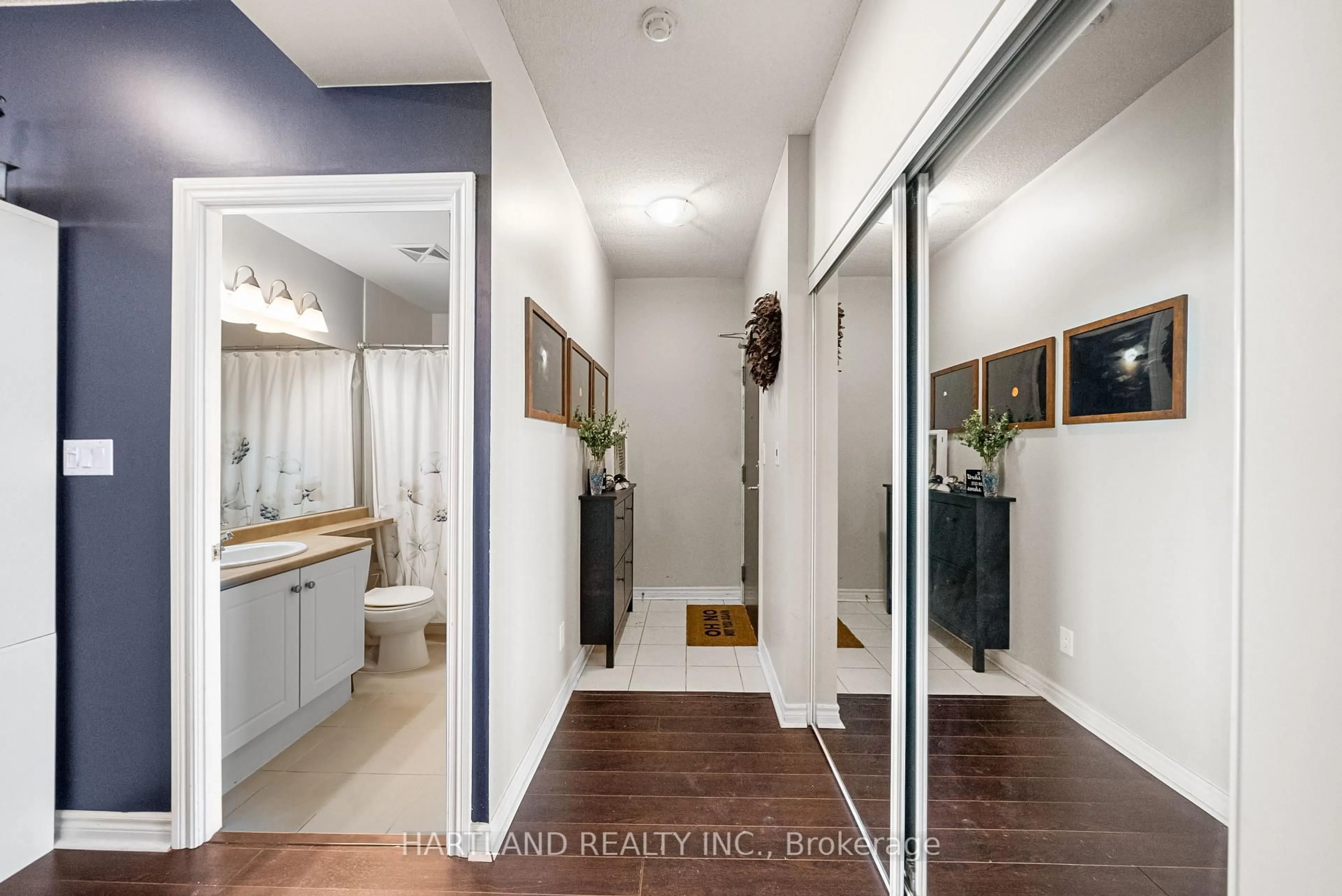 Indoor entryway for 3504 Hurontario St #2701, Mississauga Ontario L5B 0B9