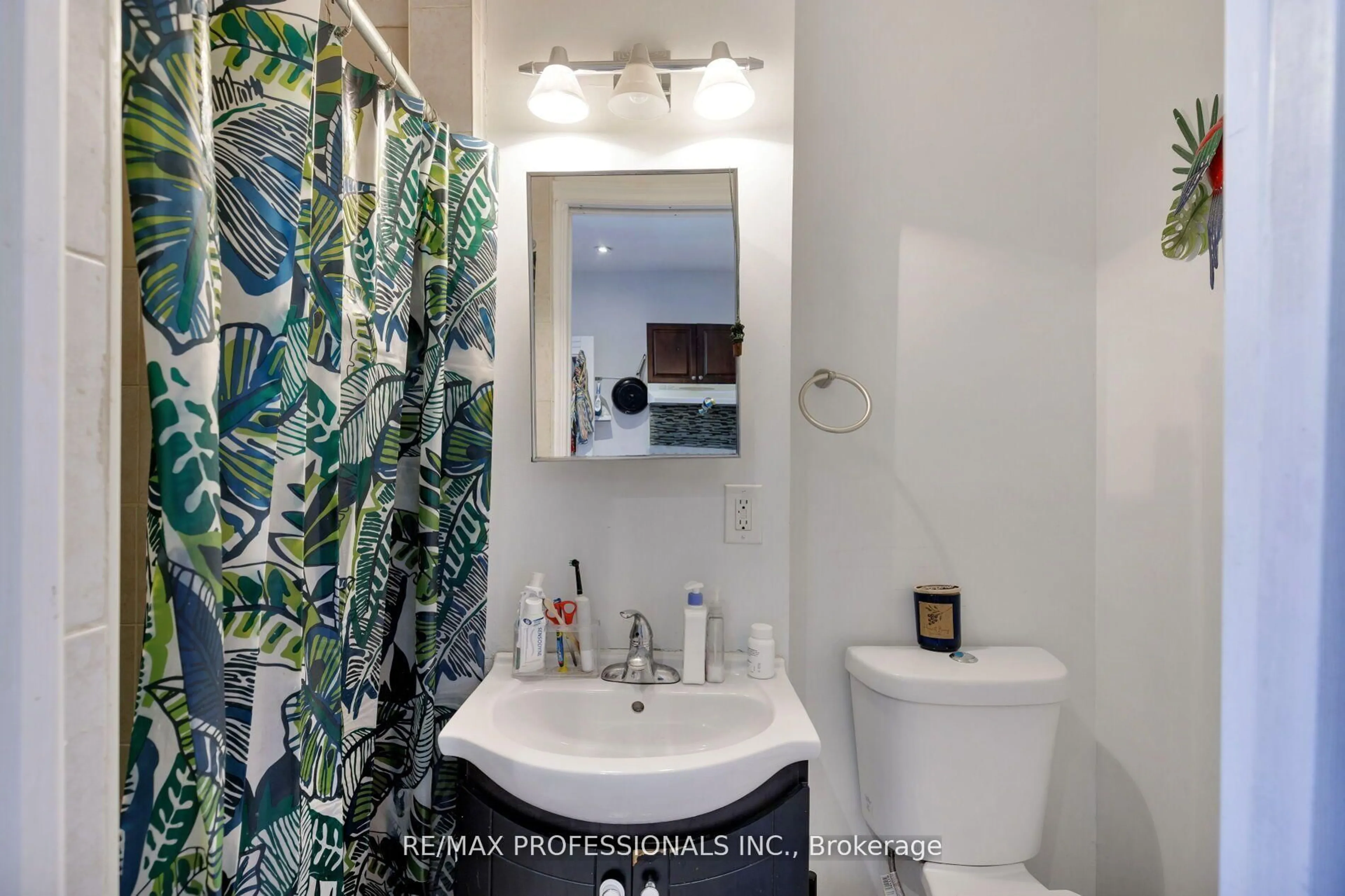 Standard bathroom, ceramic/tile floor for 176 Symington Ave, Toronto Ontario M6P 3W6