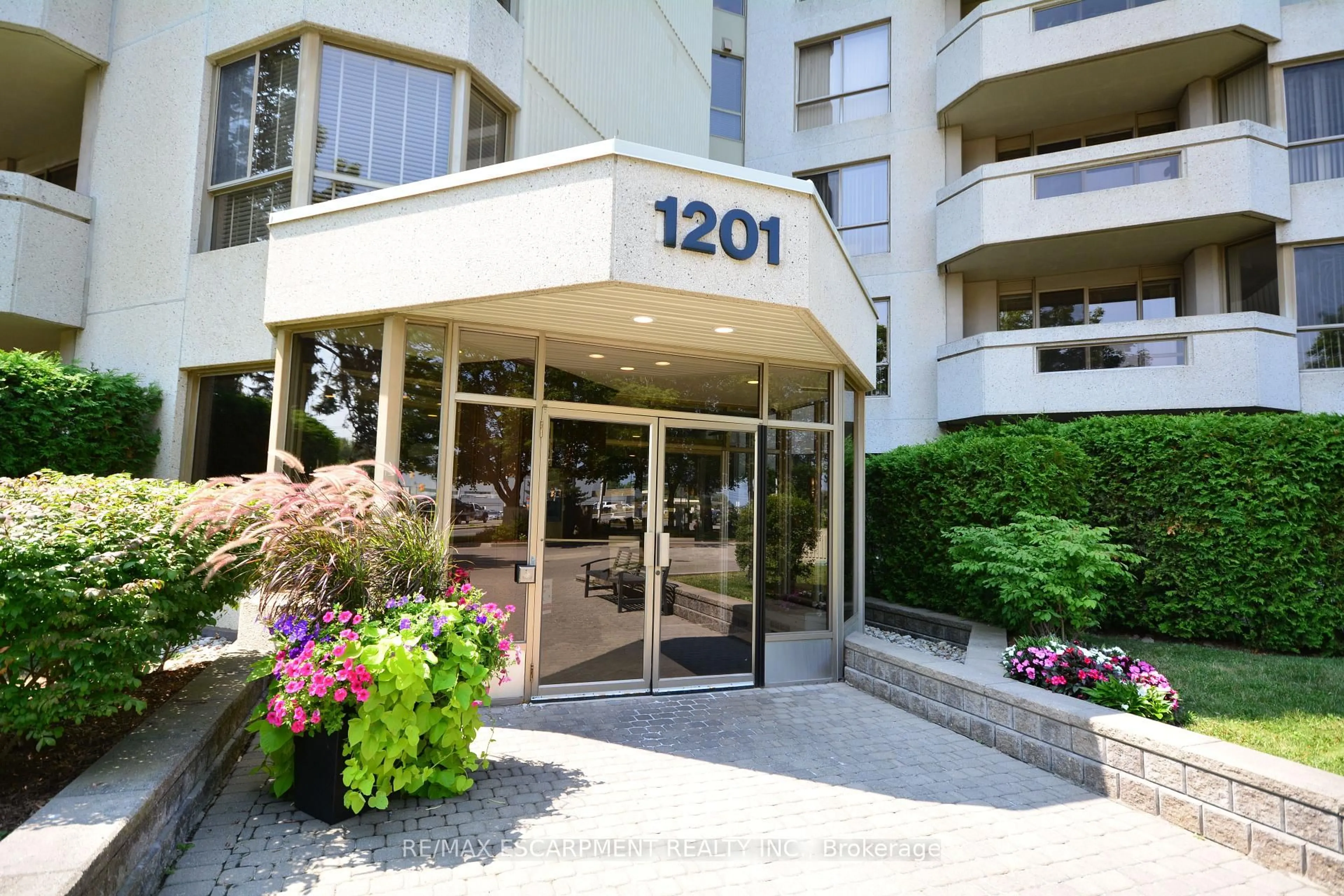 Indoor foyer for 1201 North Shore Blvd #302, Burlington Ontario L7S 1Z5