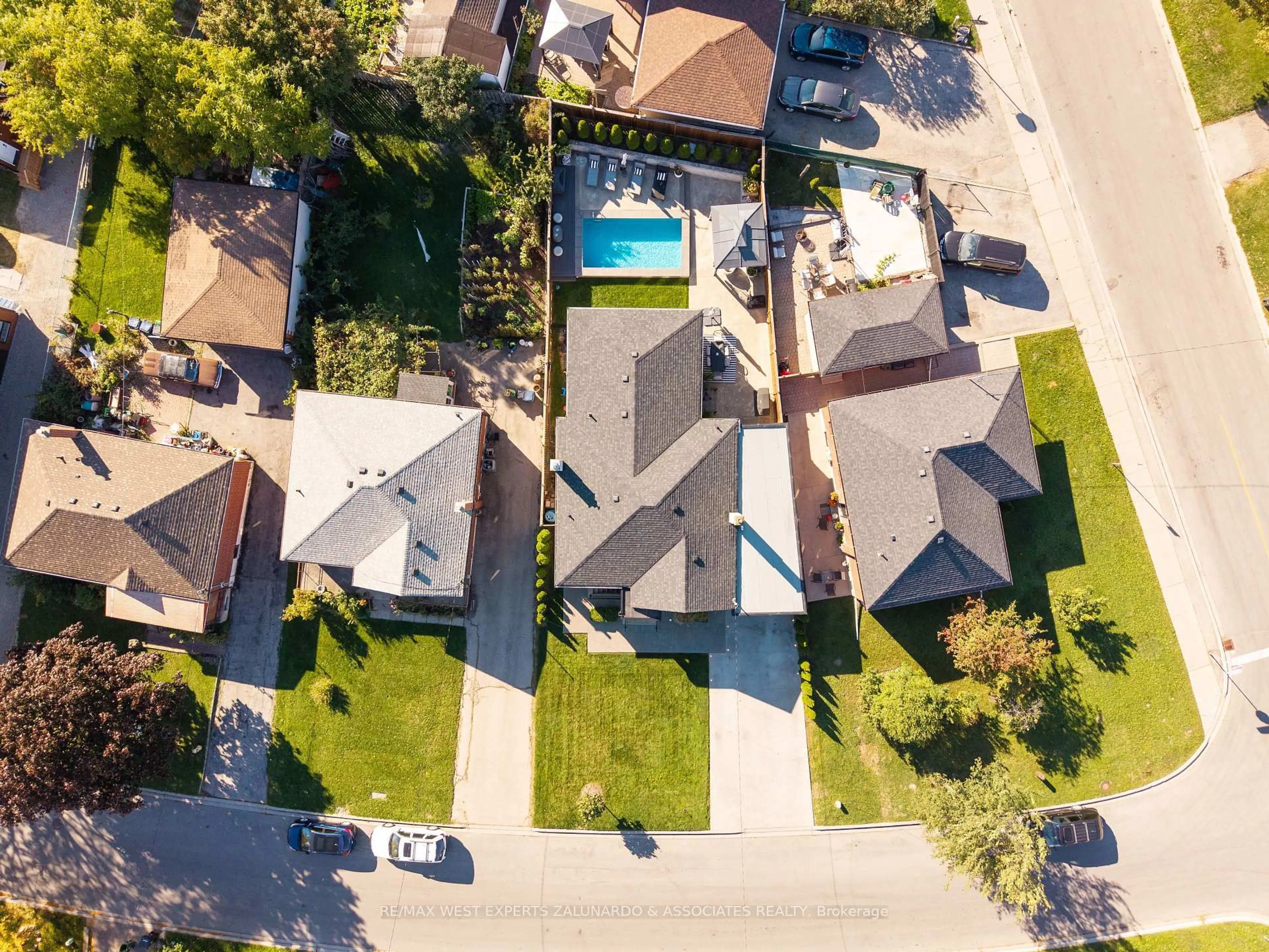 A pic from outside/outdoor area/front of a property/back of a property/a pic from drone, street for 18 Smallwood Dr, Toronto Ontario M3M 1K8