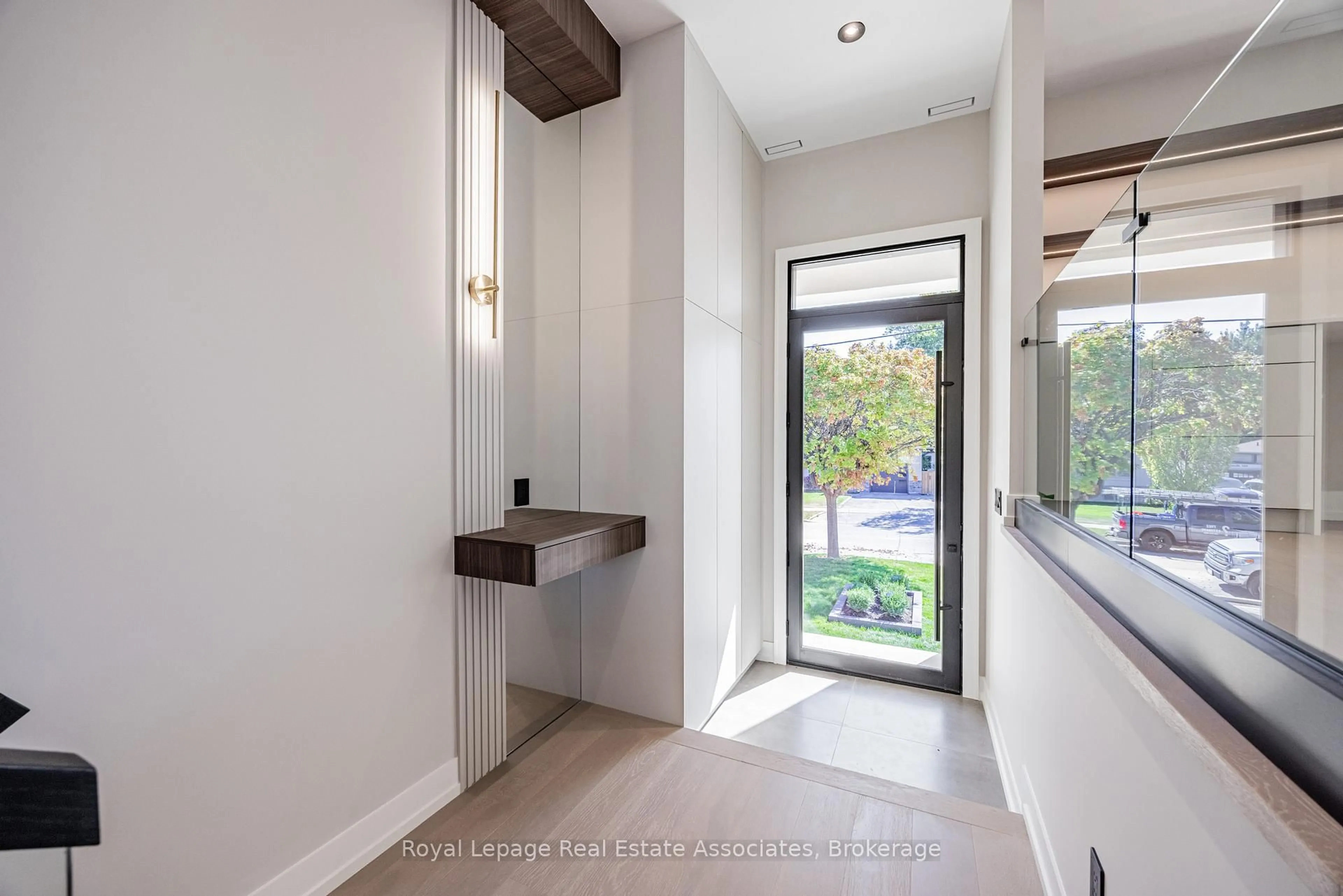 Indoor entryway for 953 Halliday Ave, Mississauga Ontario L5E 1P4