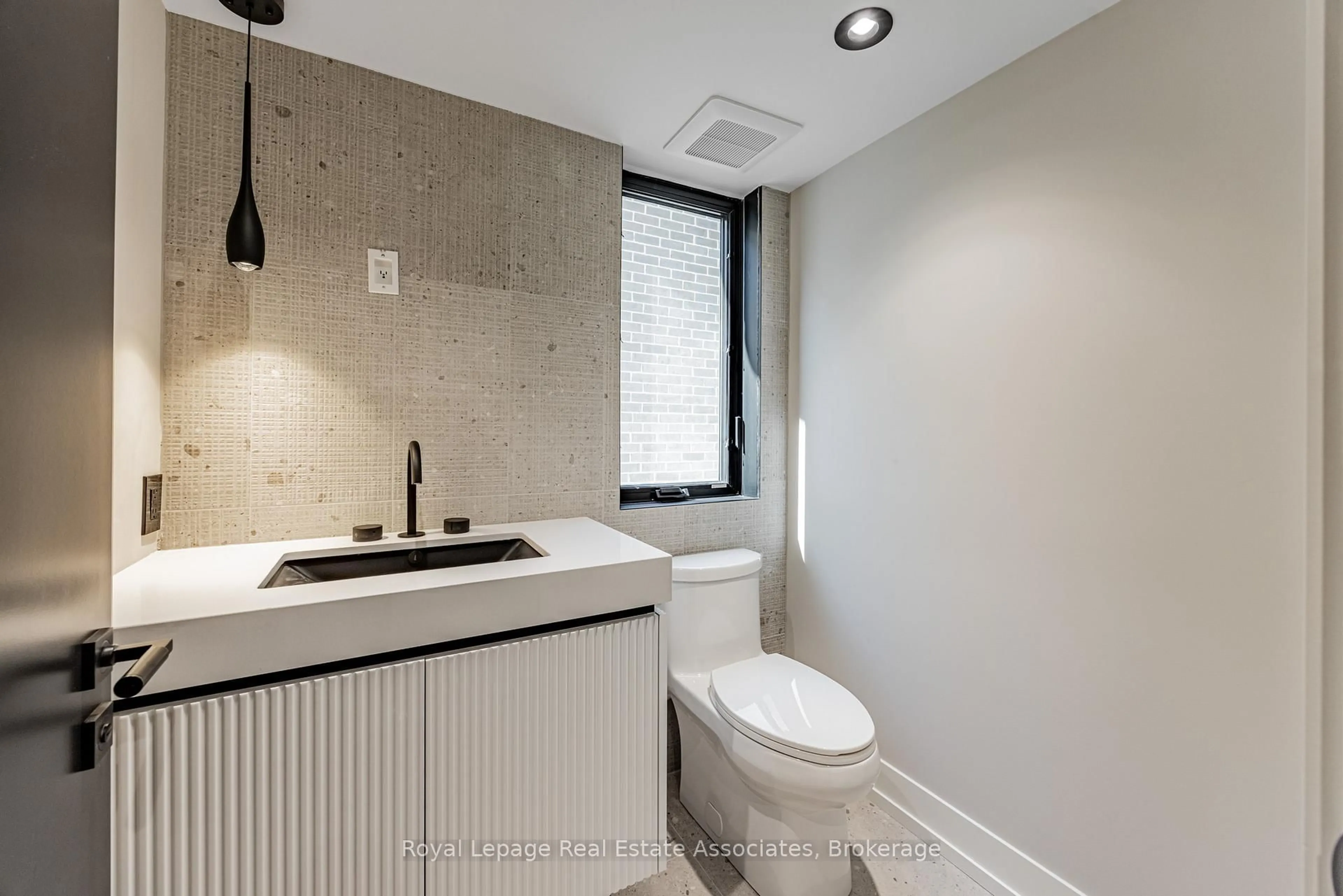 Standard bathroom, ceramic/tile floor for 953 Halliday Ave, Mississauga Ontario L5E 1P4