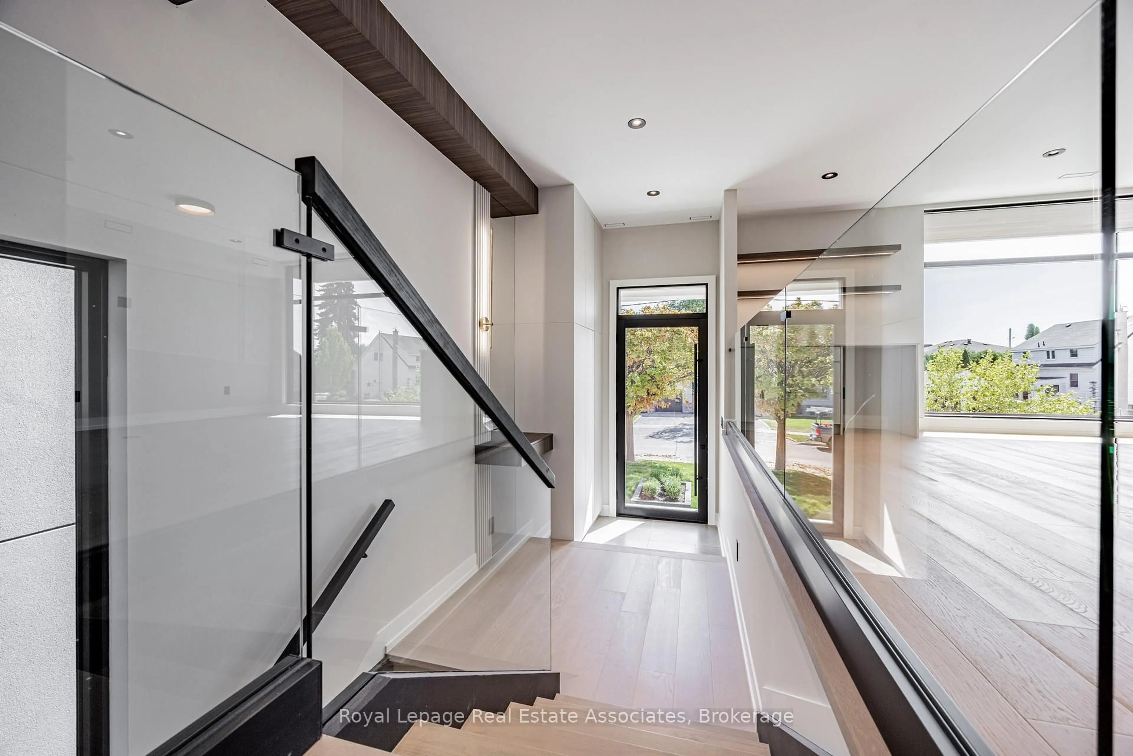 Indoor foyer for 953 Halliday Ave, Mississauga Ontario L5E 1P4