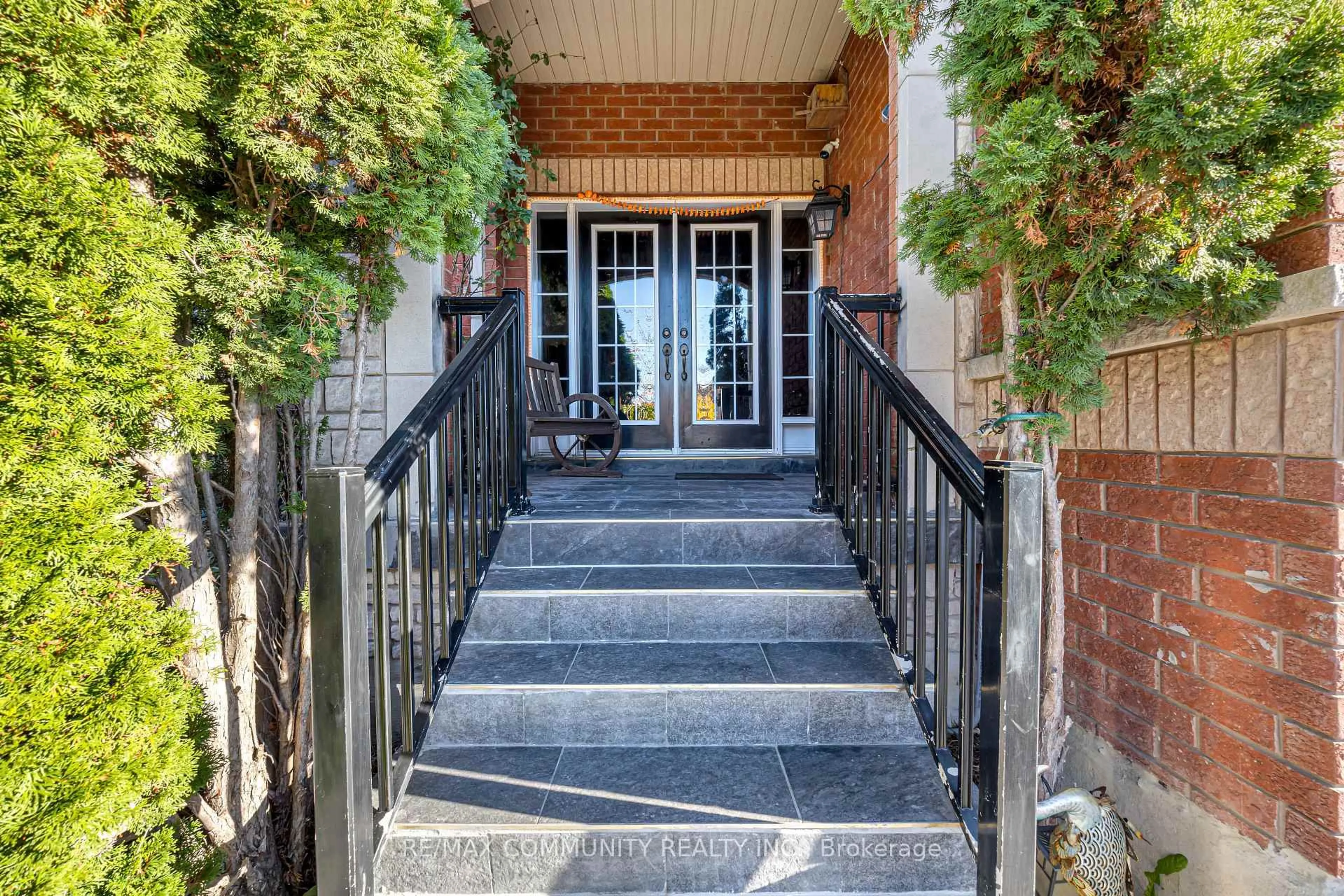 Unknown for 37 Denim Dr, Brampton Ontario L6P 2R3