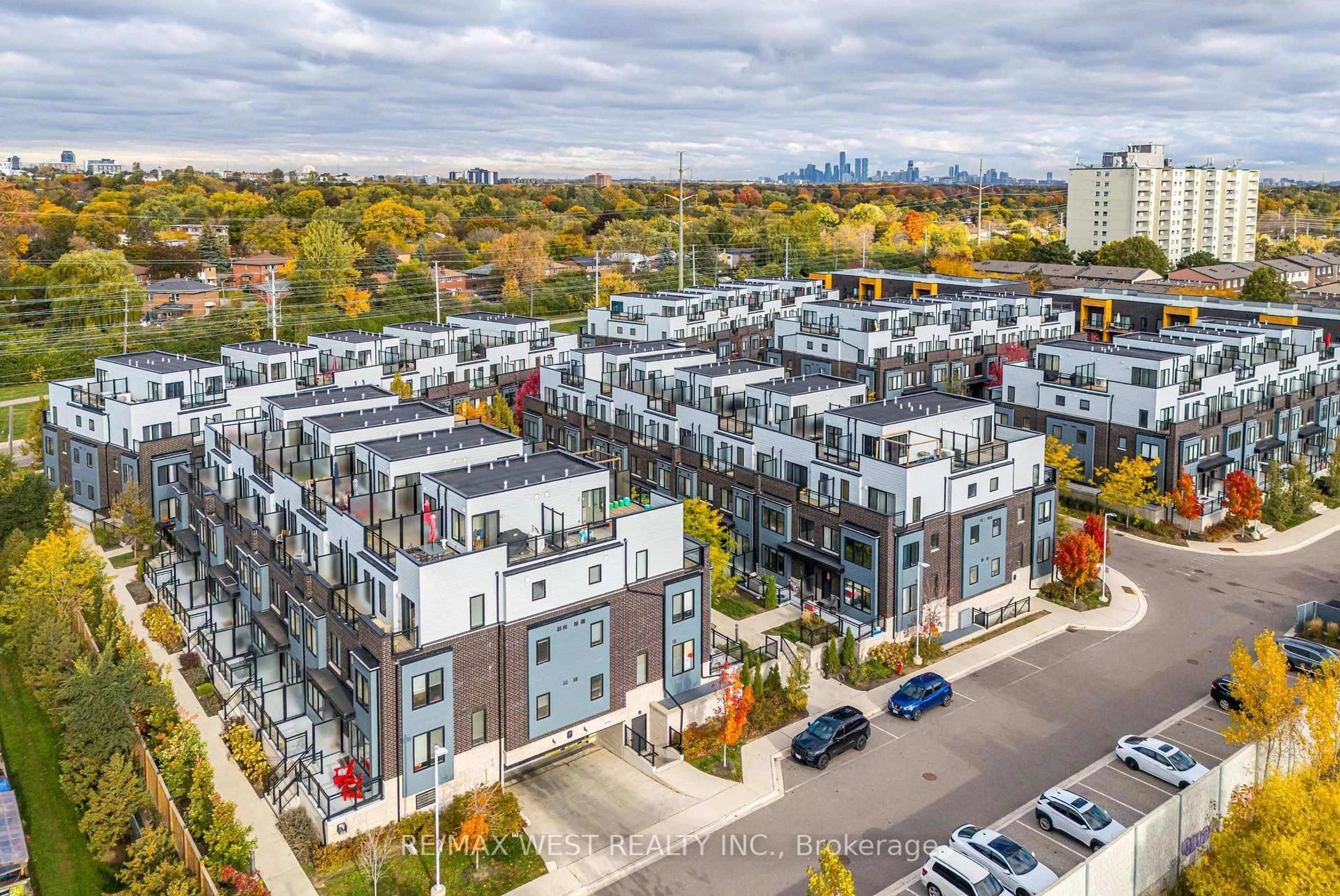 A pic from outside/outdoor area/front of a property/back of a property/a pic from drone, city buildings view from balcony for 2285 Mcnab Lane #12, Mississauga Ontario L5J 0B3