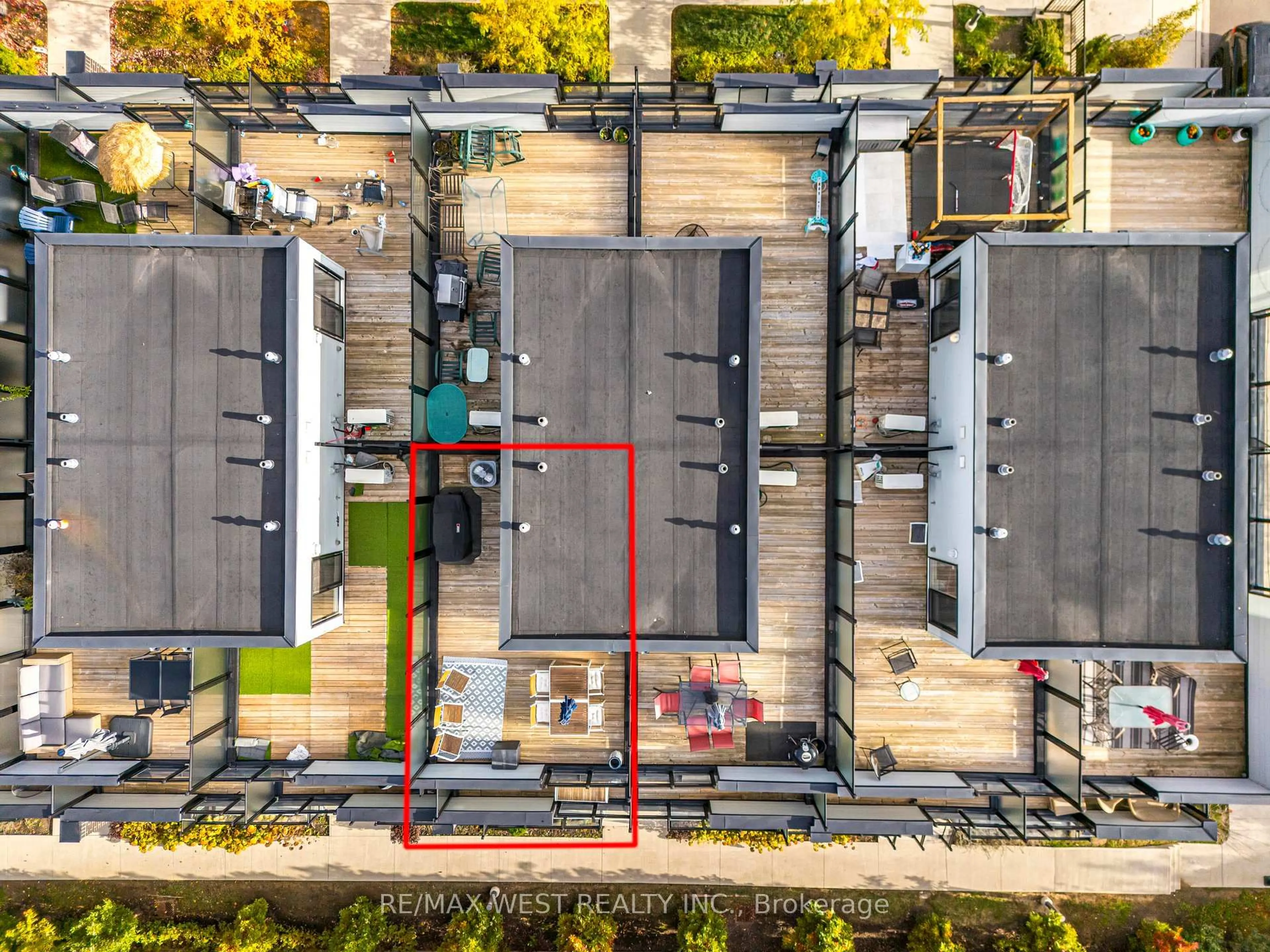 A pic from outside/outdoor area/front of a property/back of a property/a pic from drone, unknown for 2285 Mcnab Lane #12, Mississauga Ontario L5J 0B3