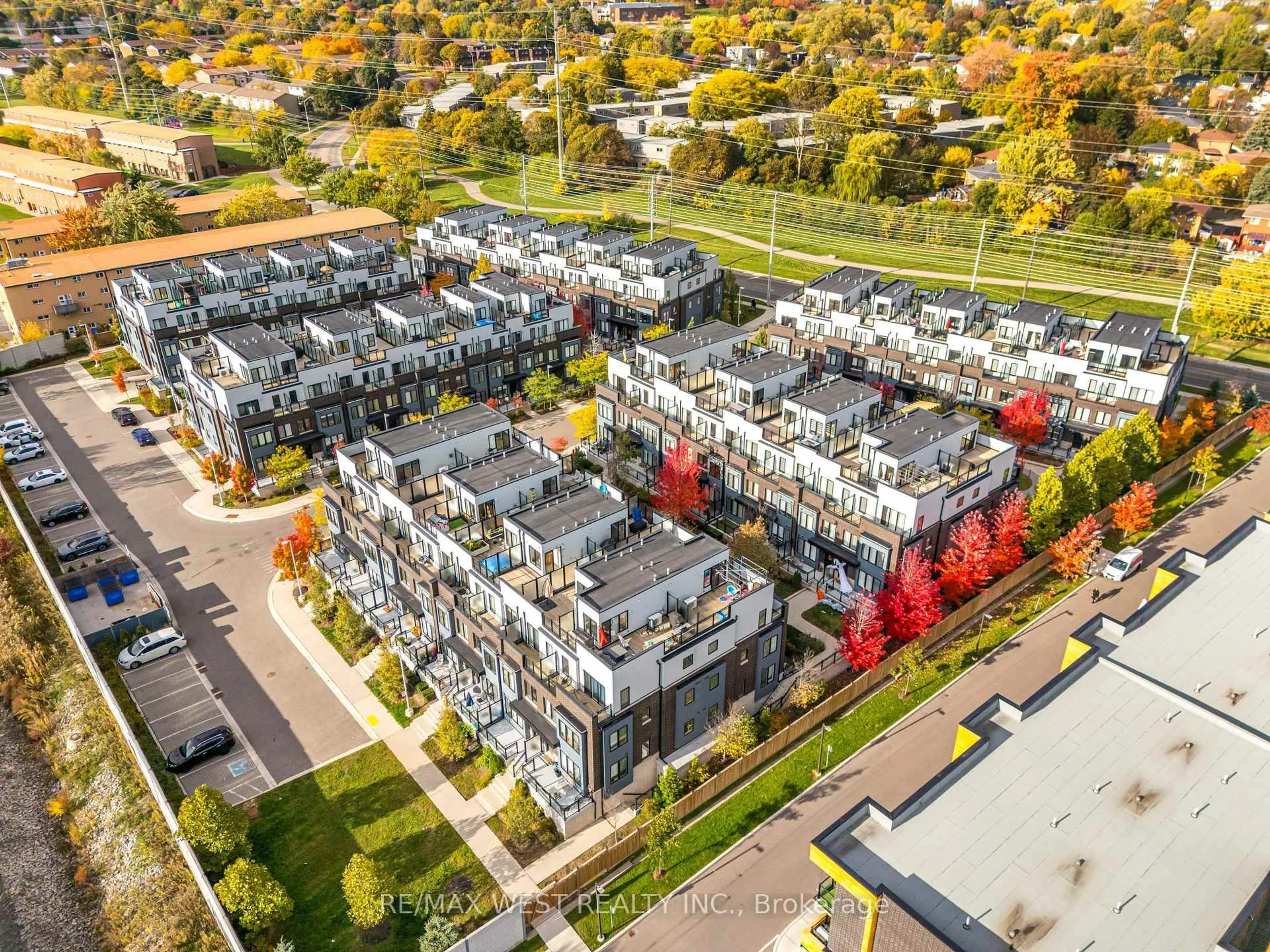 A pic from outside/outdoor area/front of a property/back of a property/a pic from drone, city buildings view from balcony for 2285 Mcnab Lane #12, Mississauga Ontario L5J 0B3