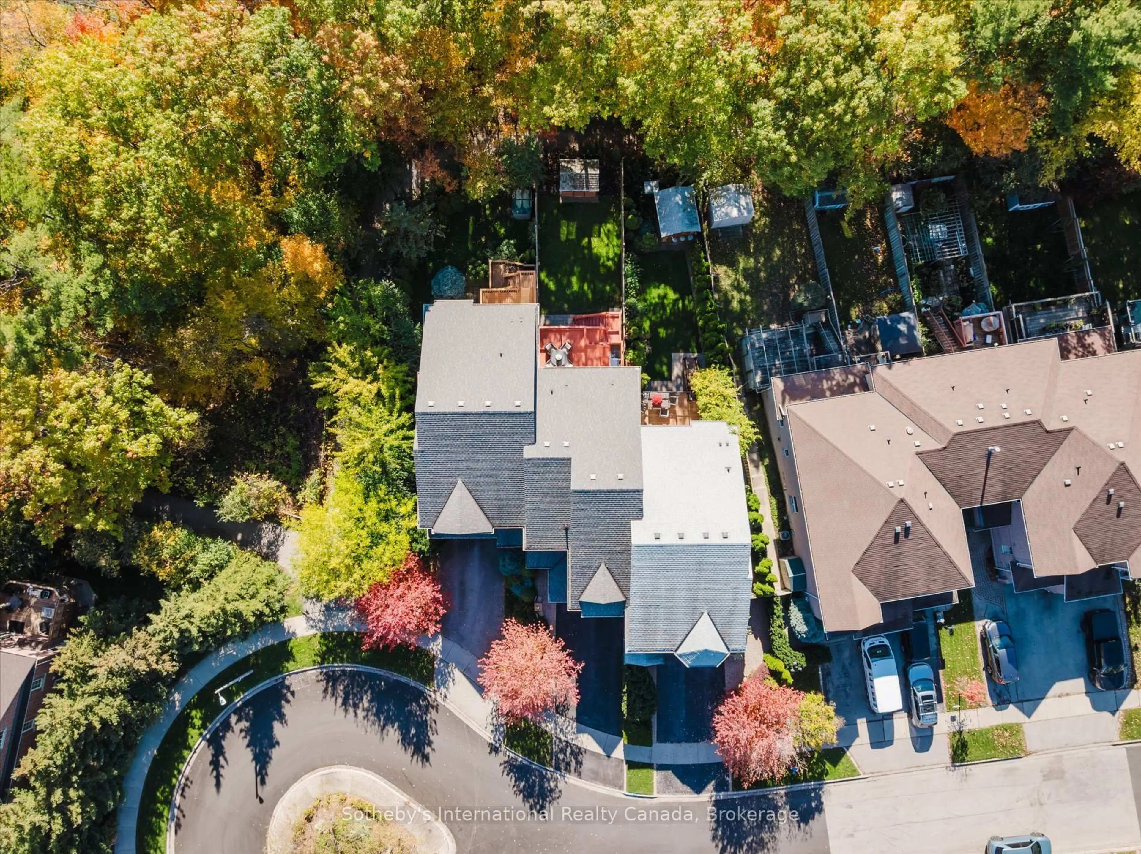 A pic from outside/outdoor area/front of a property/back of a property/a pic from drone, unknown for 319 Ravineview Way, Oakville Ontario L6H 6S6