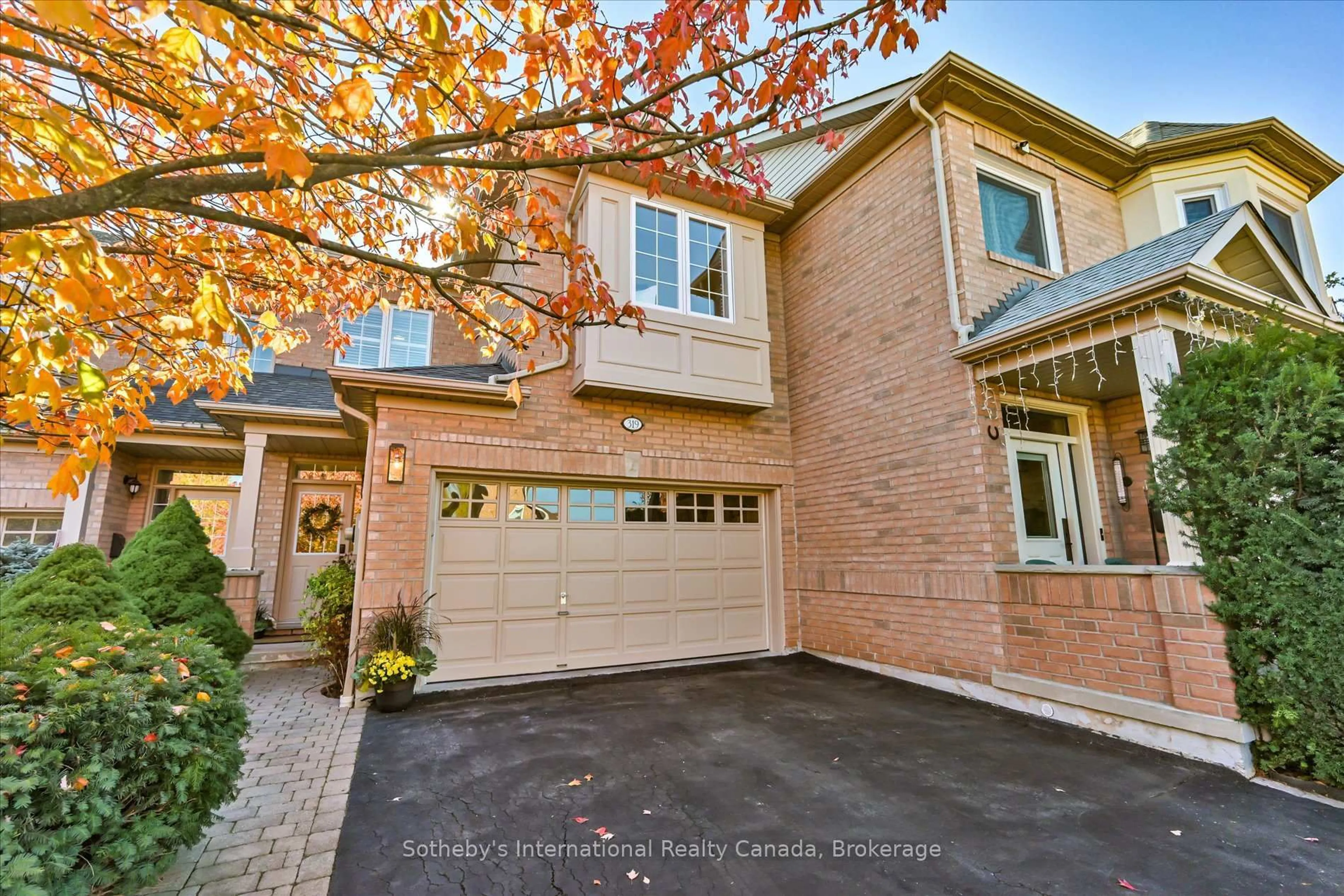 Home with brick exterior material, street for 319 Ravineview Way, Oakville Ontario L6H 6S6