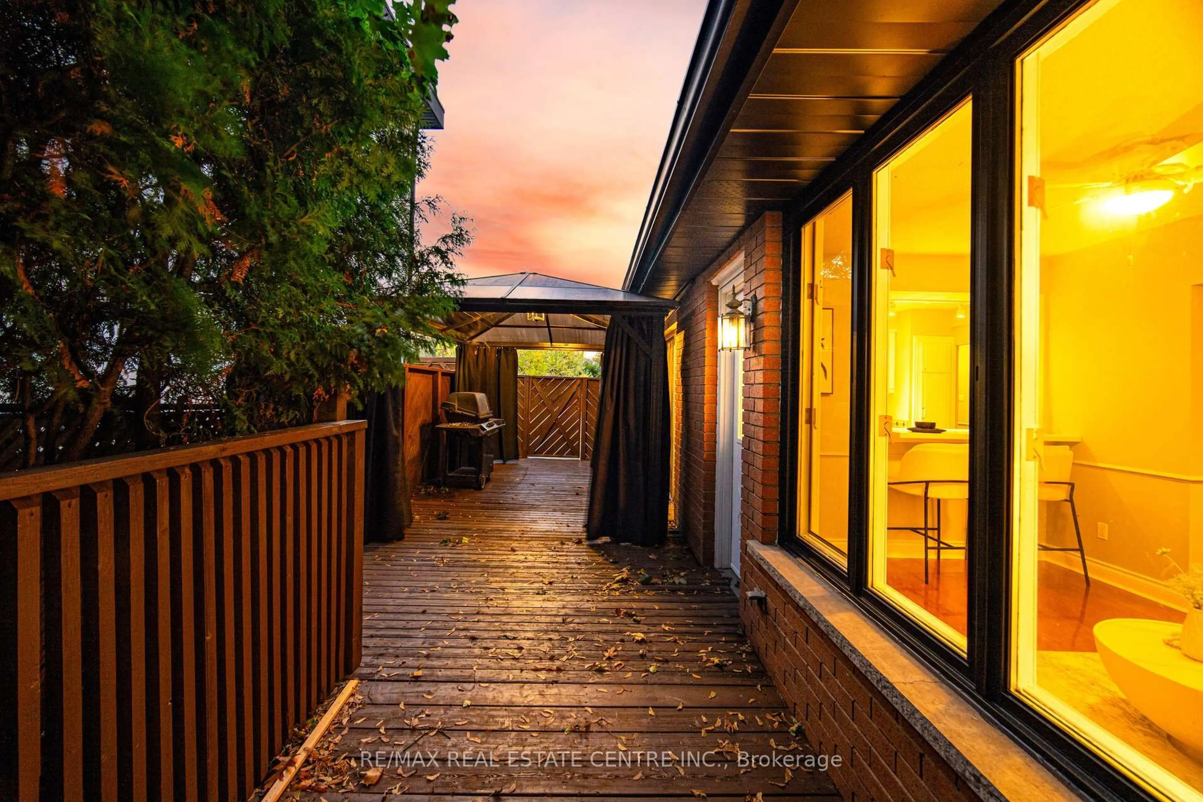 Patio, street for 5288 Mericourt Rd, Burlington Ontario L7L 3R3