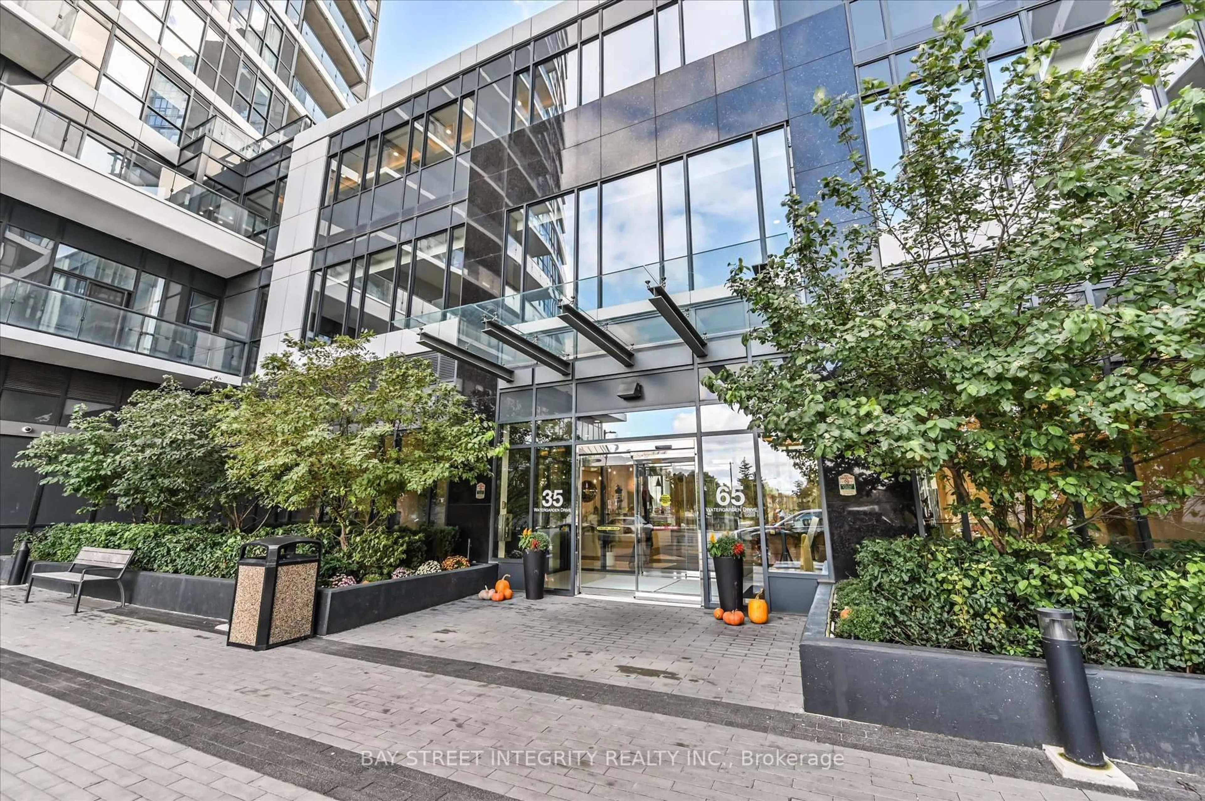 Indoor foyer for 35 Watergarden Dr #2719, Mississauga Ontario L5R 0G8