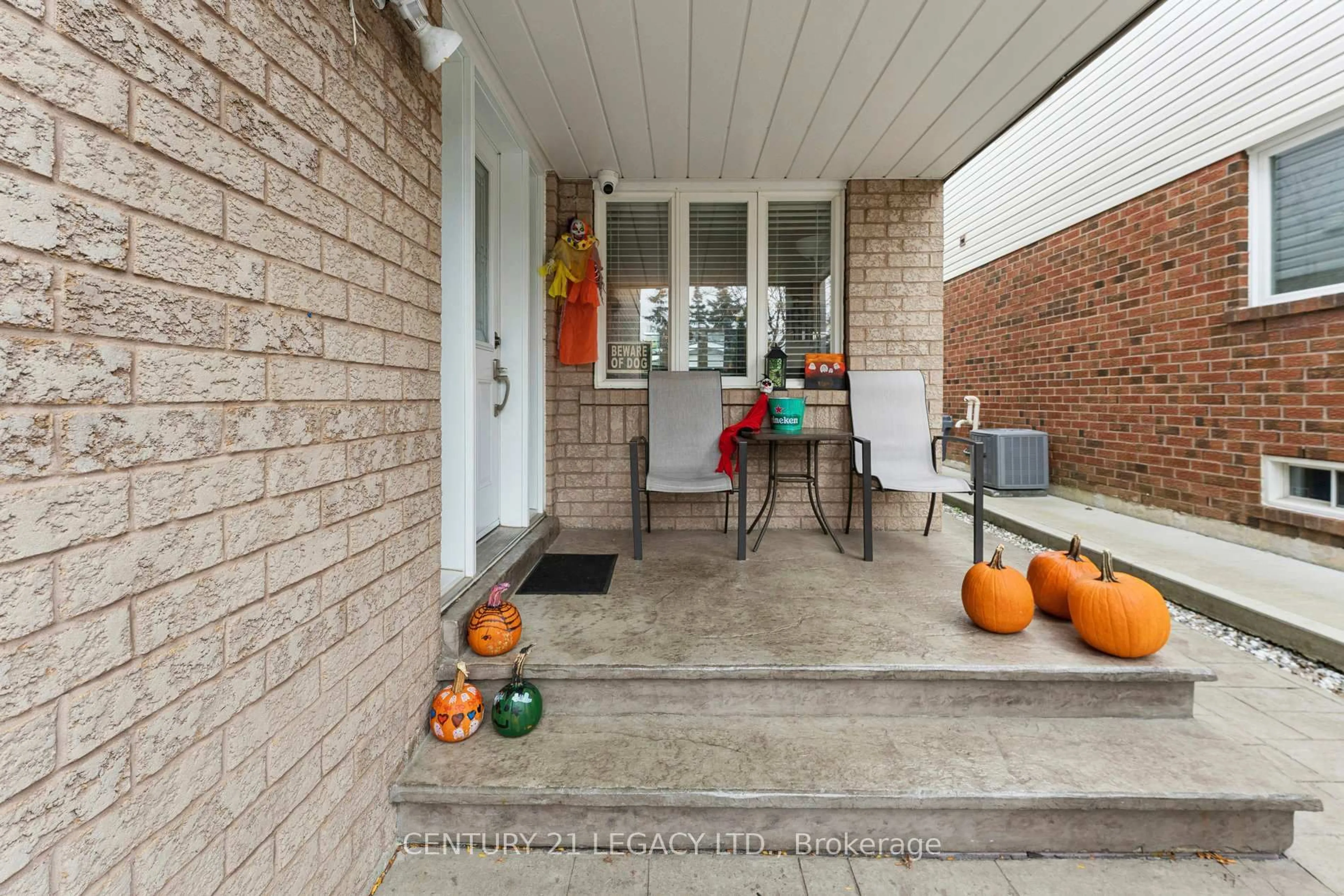 Patio, street for 71 Townley Cres, Brampton Ontario L6Z 4T1