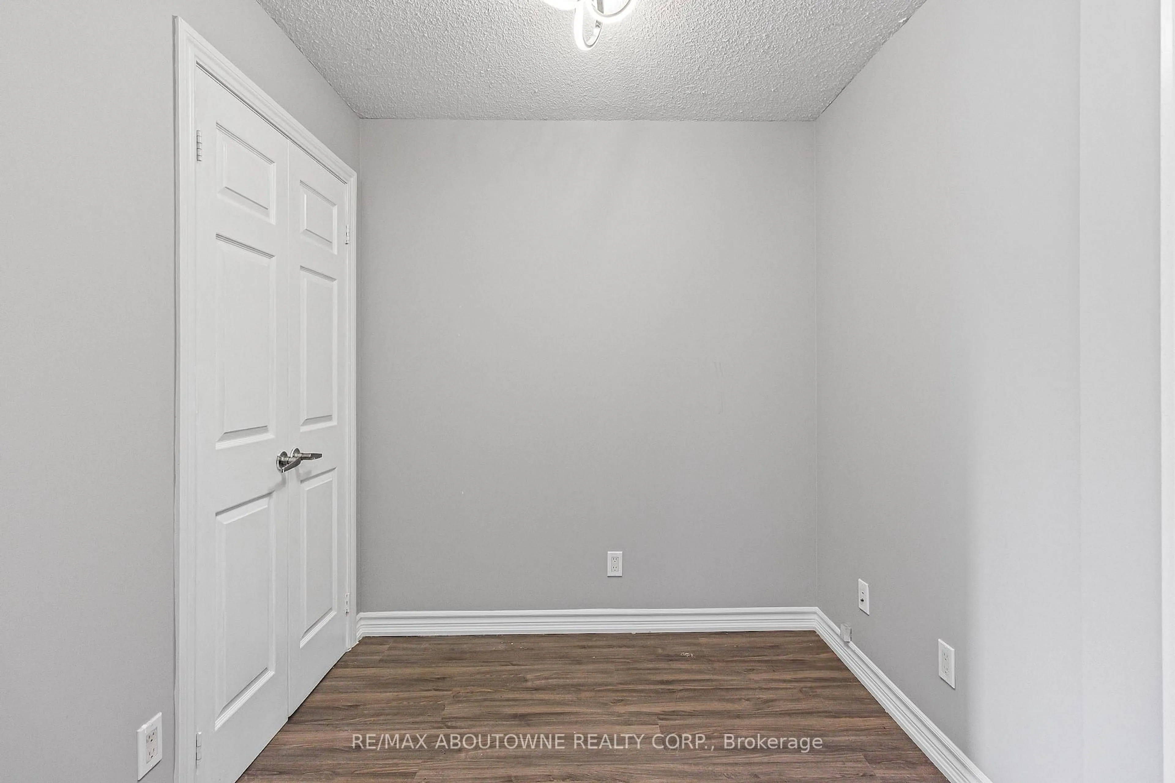 A pic of a room for 310 Burnhamthorpe Rd #401, Mississauga Ontario L5B 4P9