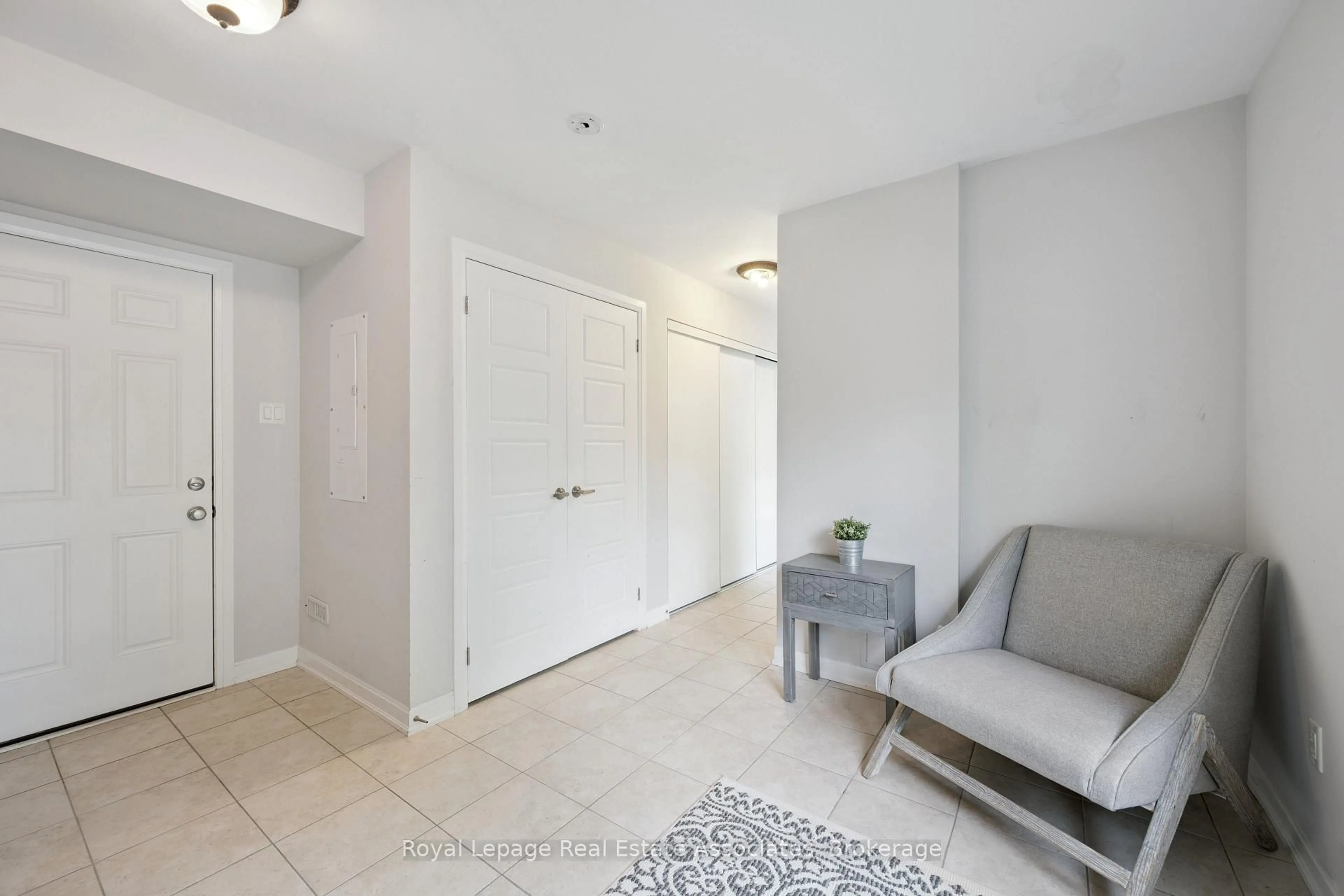 Indoor entryway for 165 Hampshire Way #71, Milton Ontario L9T 8M7