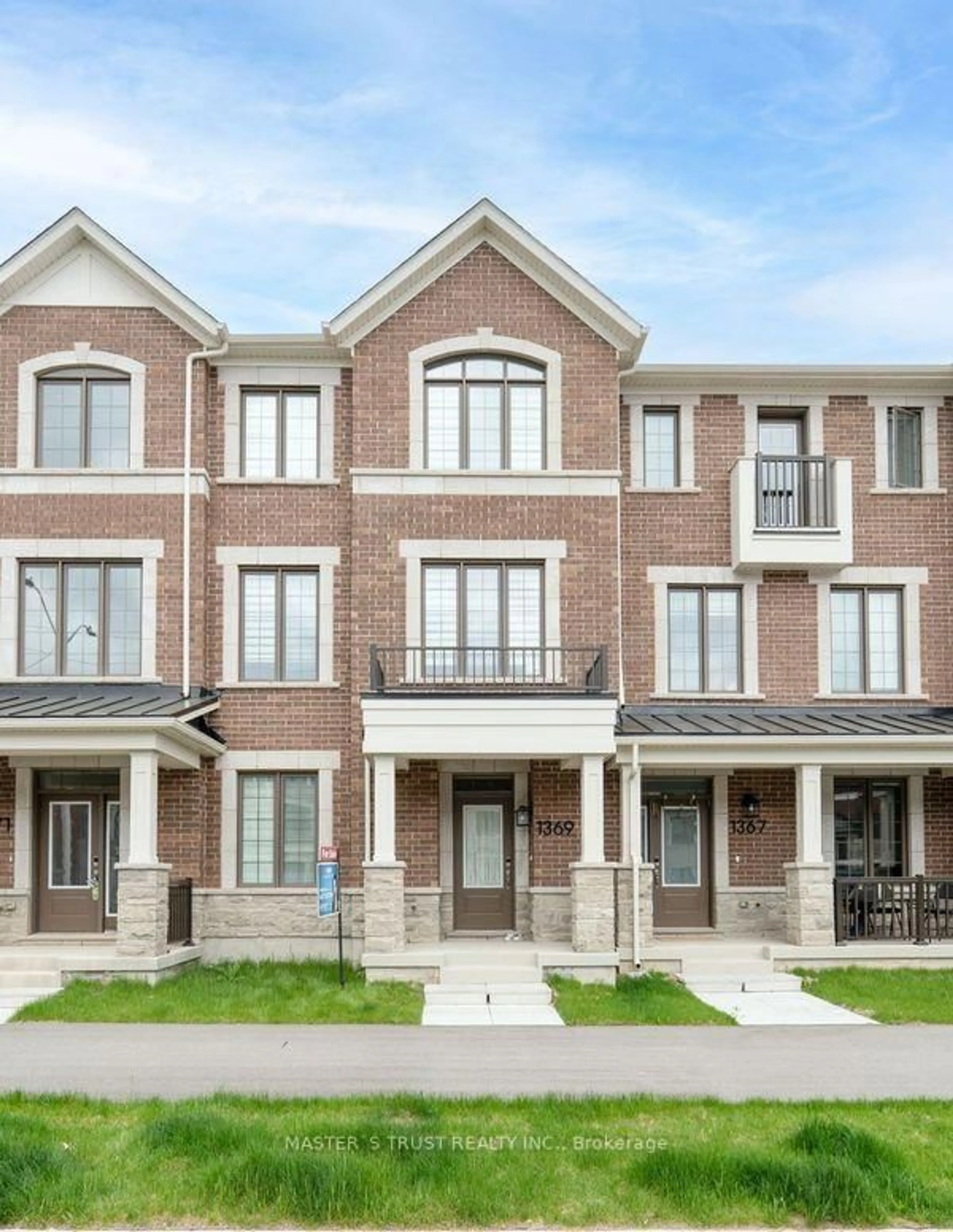 Home with brick exterior material, street for 1369 William Halton Pkwy, Oakville Ontario L6M 5N9