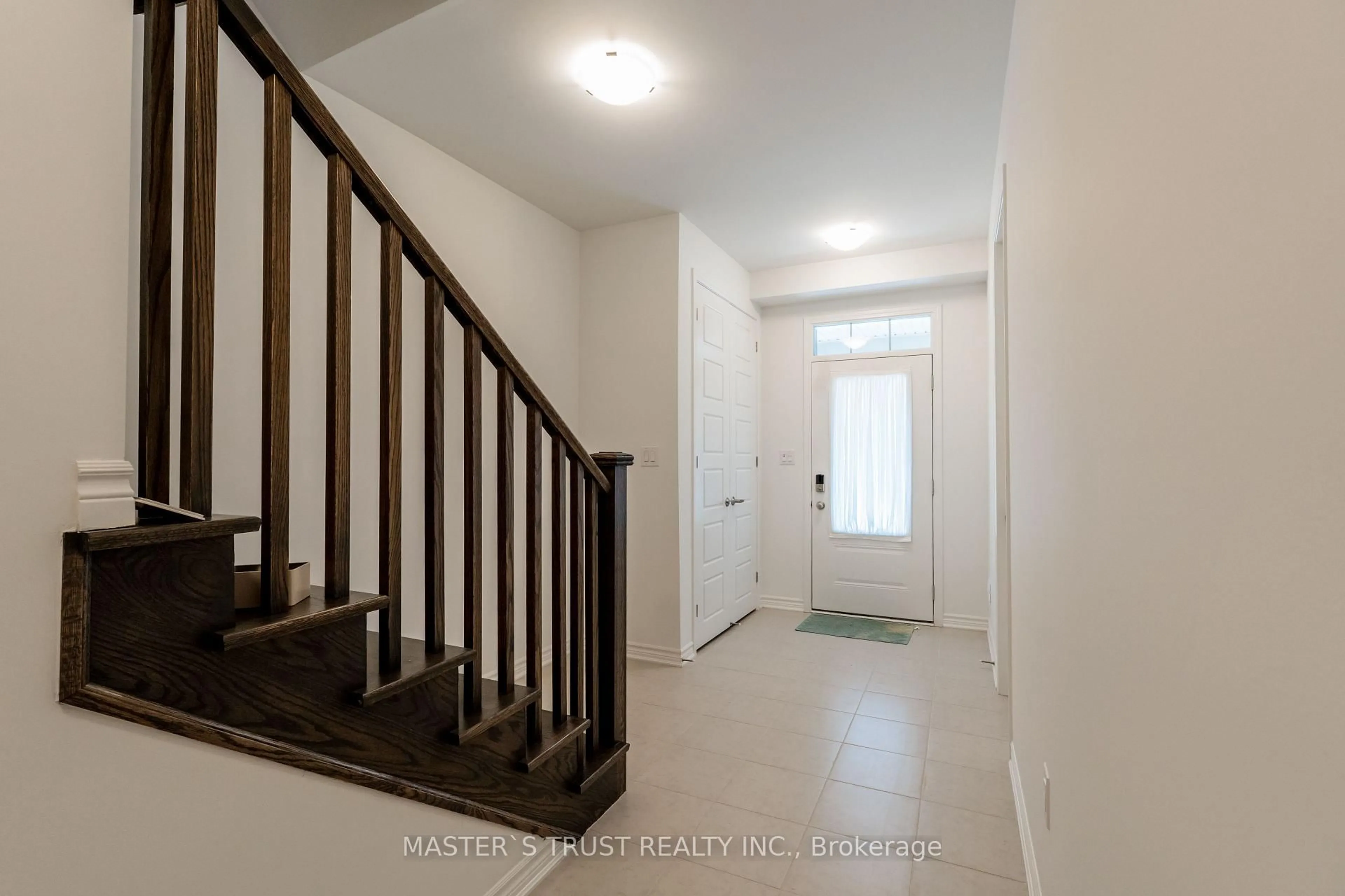 Indoor entryway for 1369 William Halton Pkwy, Oakville Ontario L6M 5N9