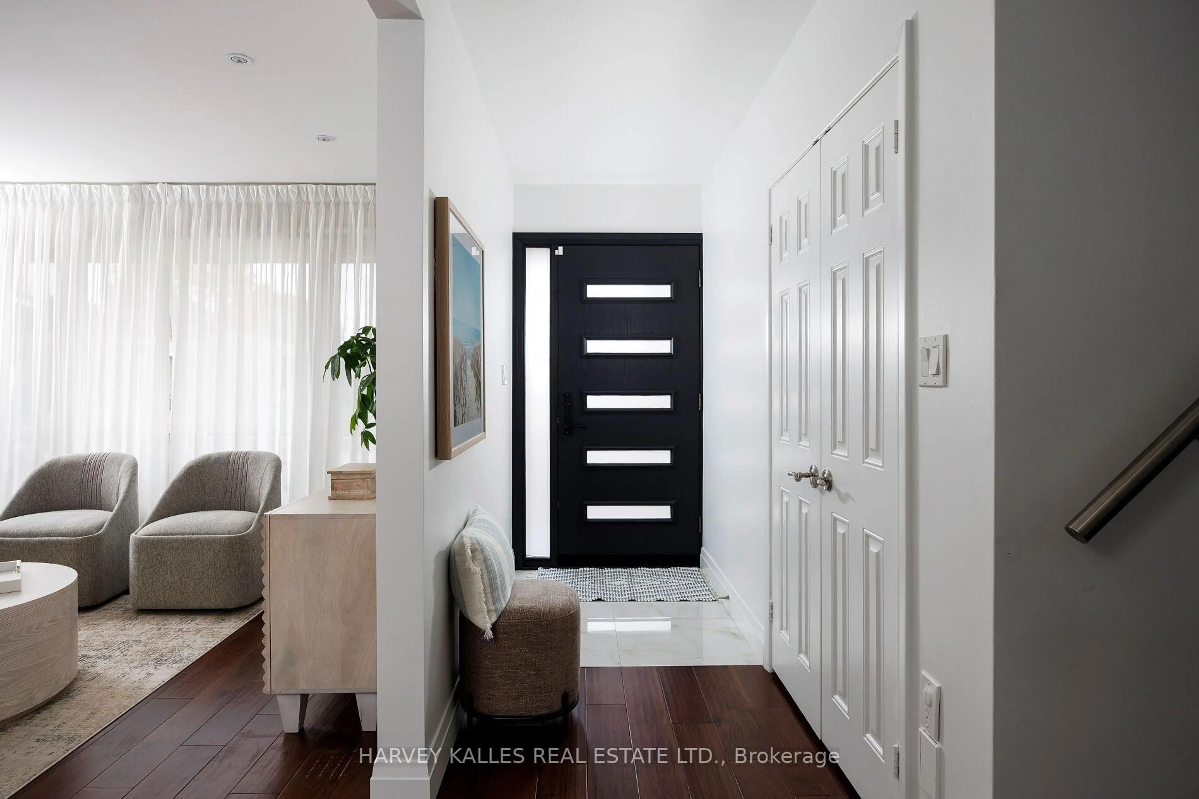 Indoor entryway for 73 Summitcrest Dr, Toronto Ontario M9P 1H7