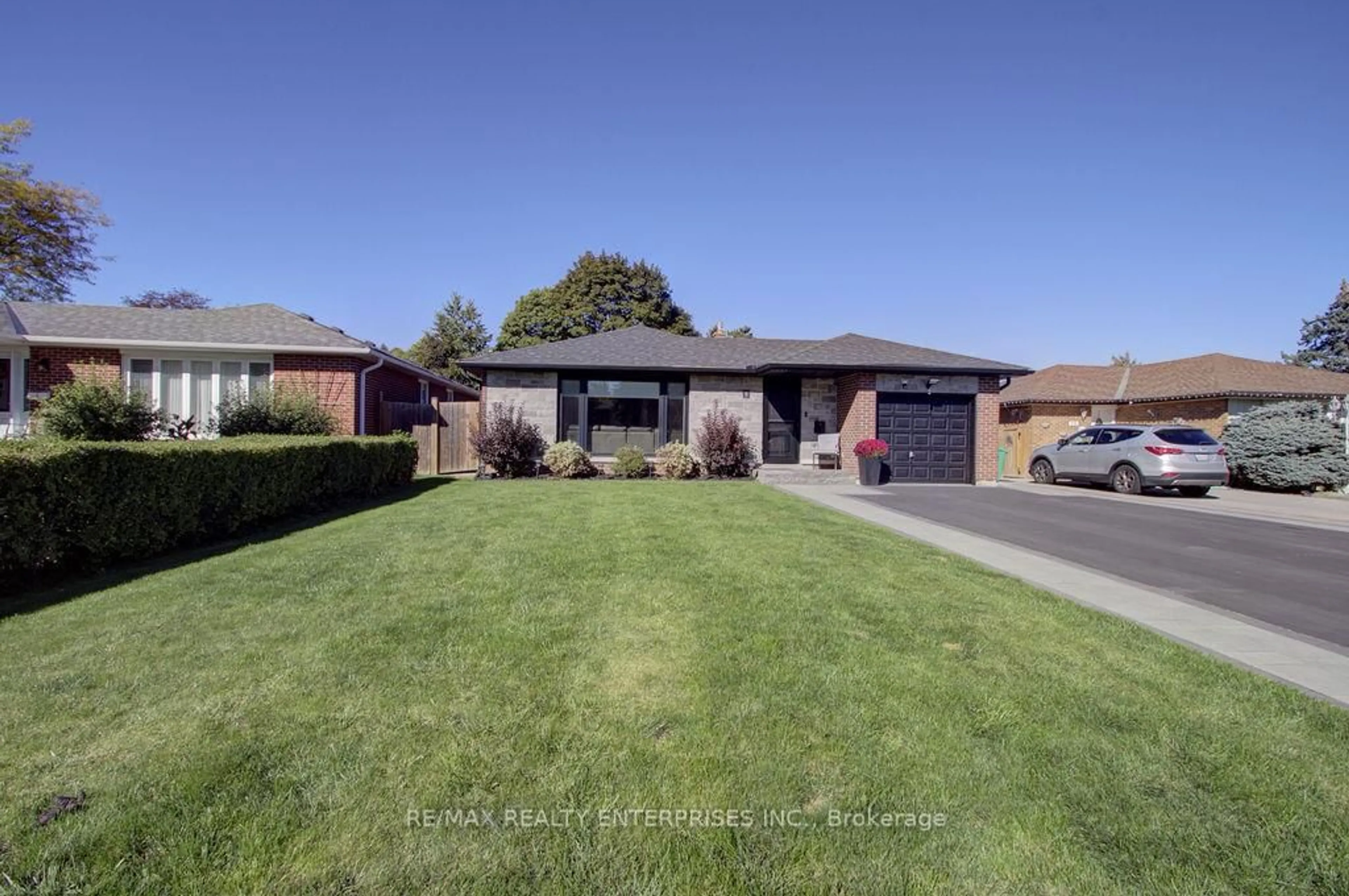 A pic from outside/outdoor area/front of a property/back of a property/a pic from drone, street for 8 Deerfield Cres, Brampton Ontario L6T 1K6