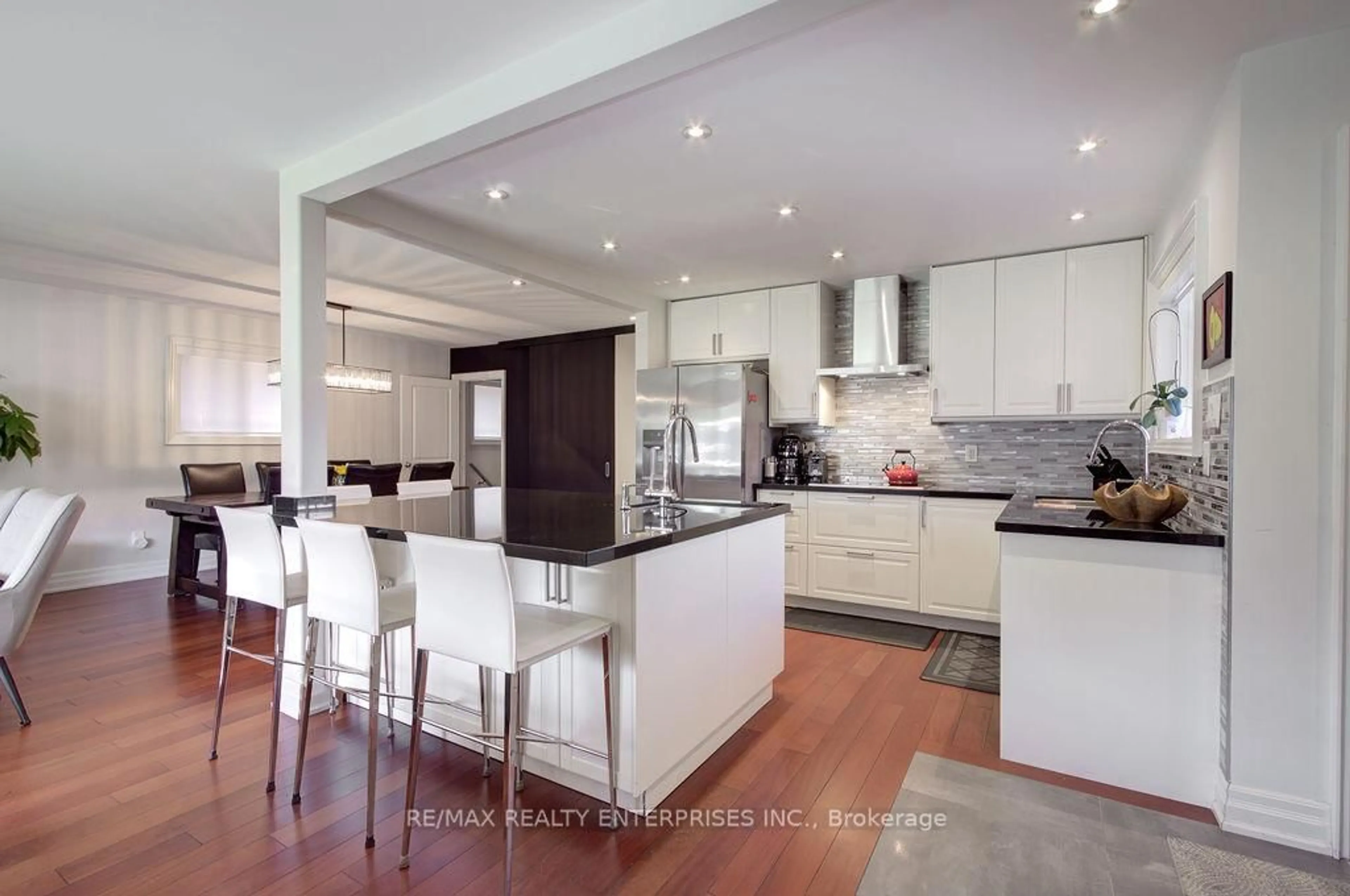 Contemporary kitchen, unknown for 8 Deerfield Cres, Brampton Ontario L6T 1K6