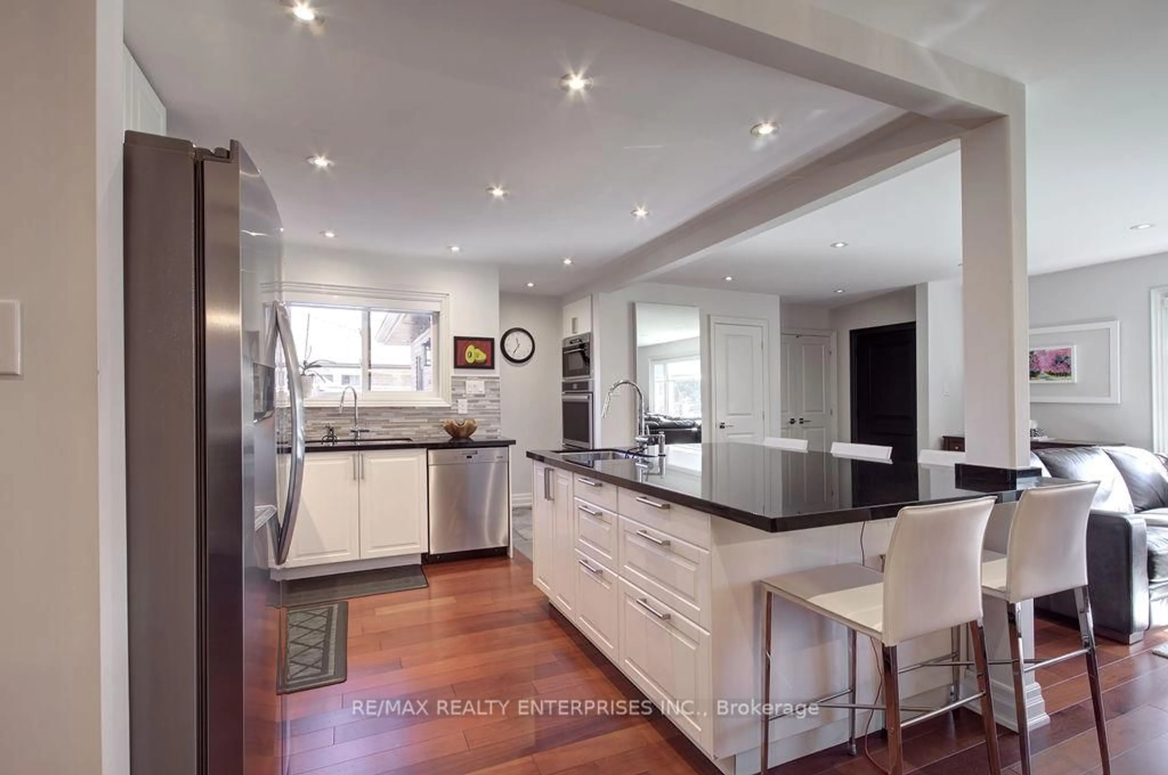 Contemporary kitchen, unknown for 8 Deerfield Cres, Brampton Ontario L6T 1K6