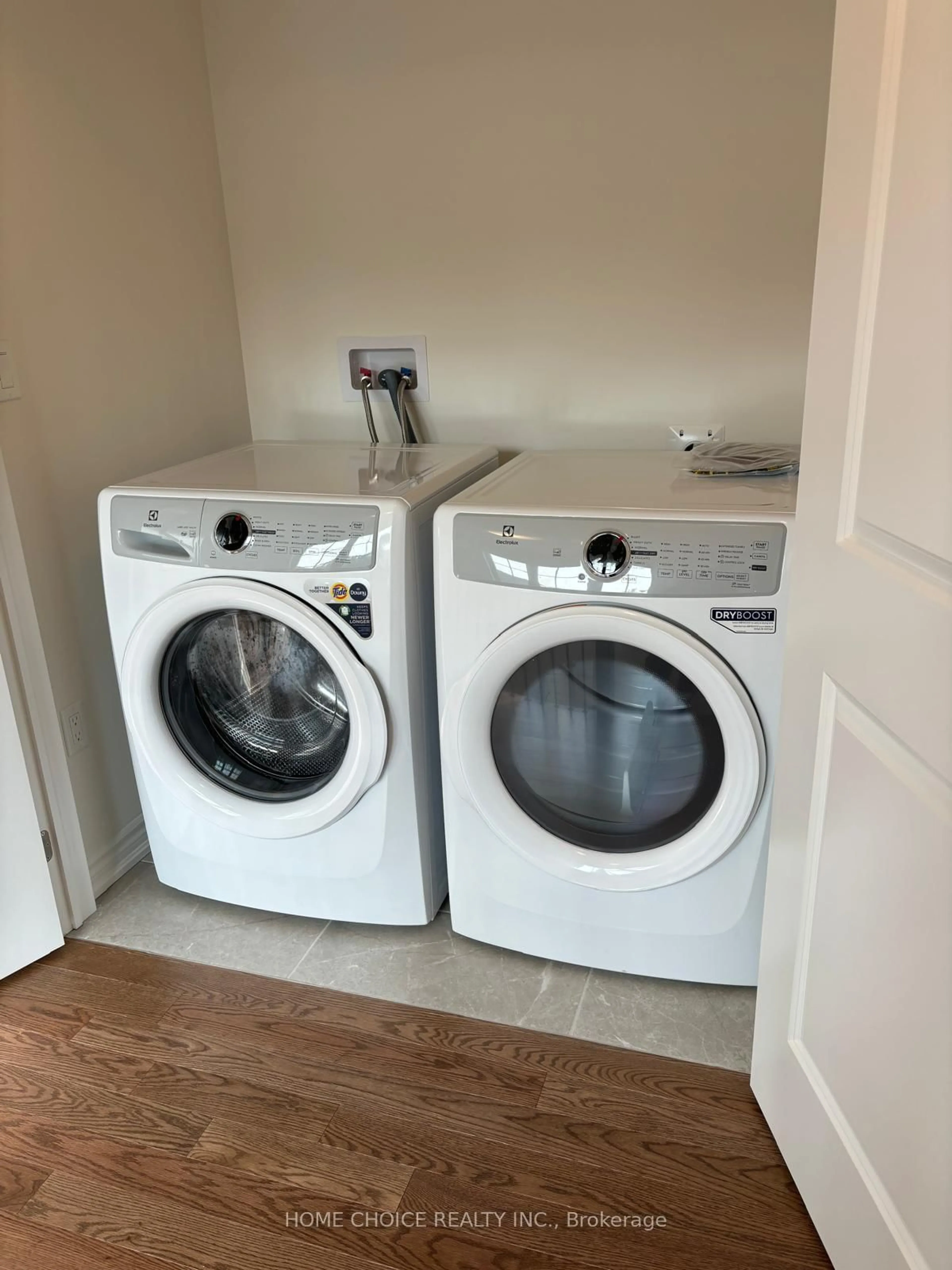 Laundry room for 1474 Periwinkle Pl, Milton Ontario L9T 2X5