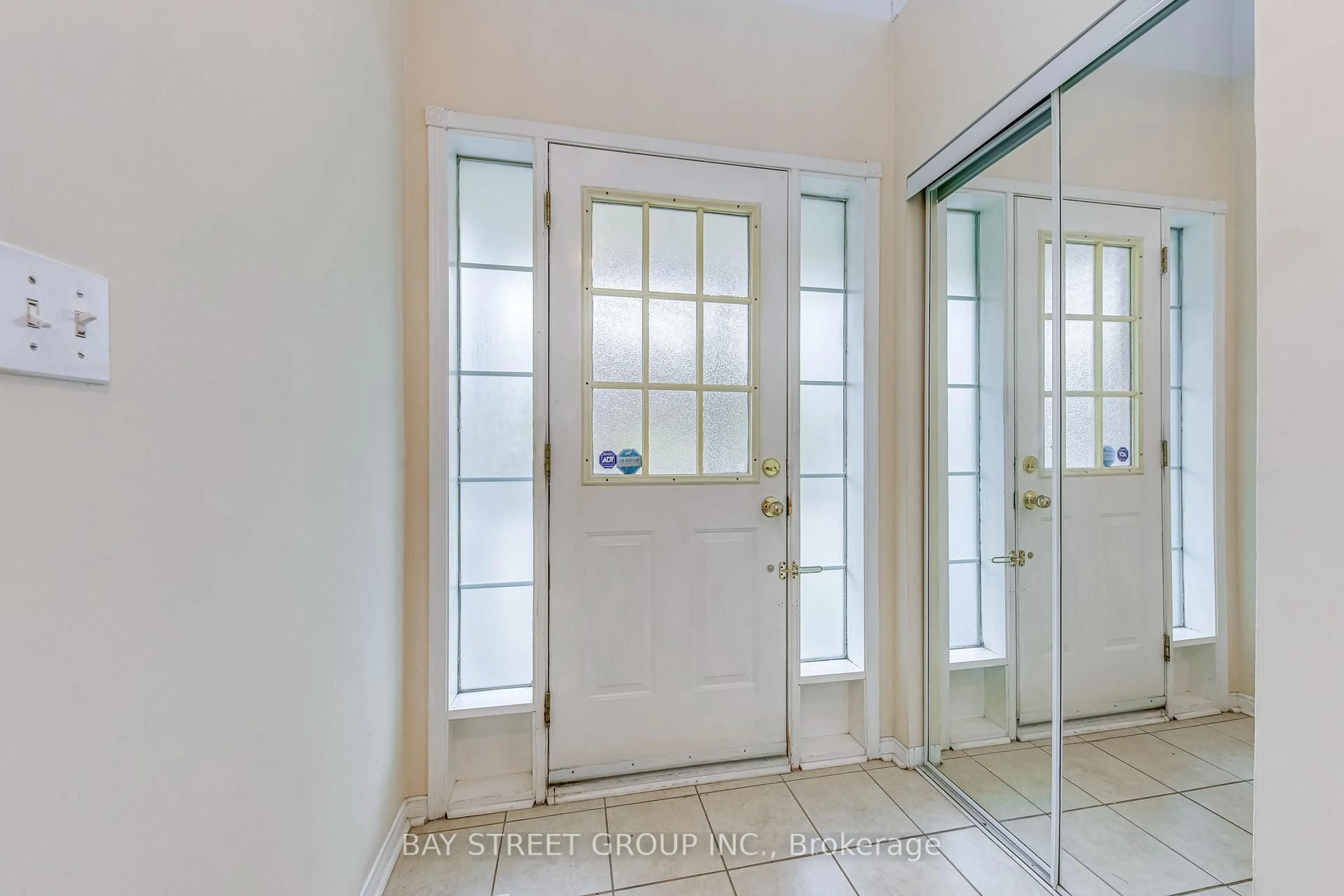 Indoor entryway for 5260 Mcfarren Blvd #102, Mississauga Ontario L5M 7J3