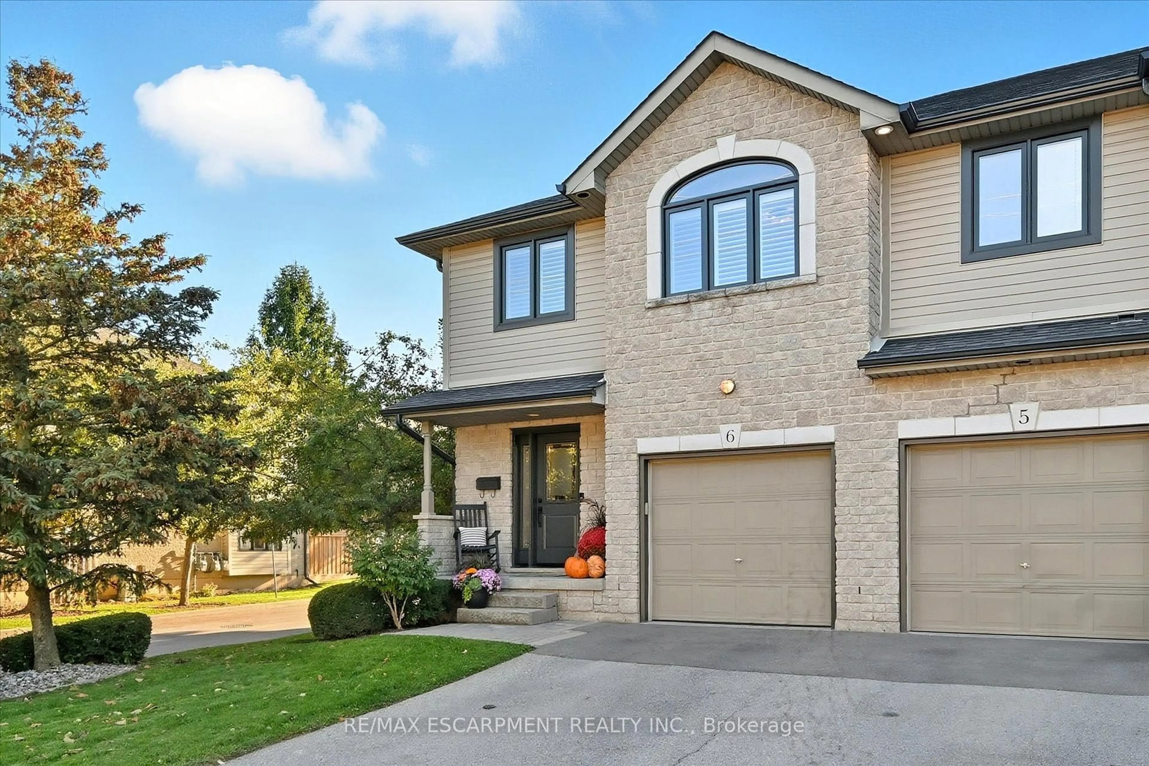 Home with brick exterior material, street for 2110 Headon Rd #6, Burlington Ontario L7M 4S2