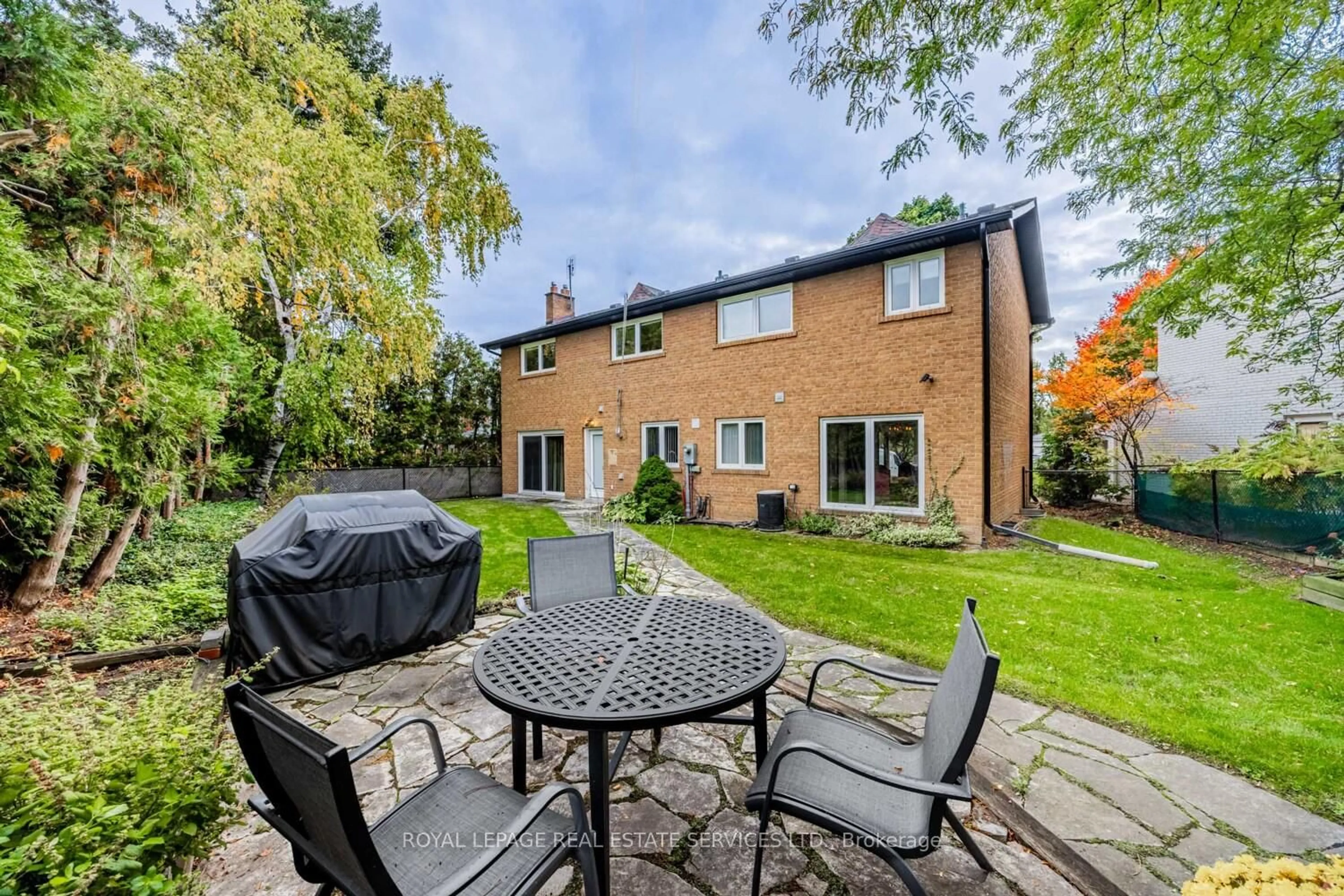 Patio, street for 5 Harrowby Crt, Toronto Ontario M9B 3H3