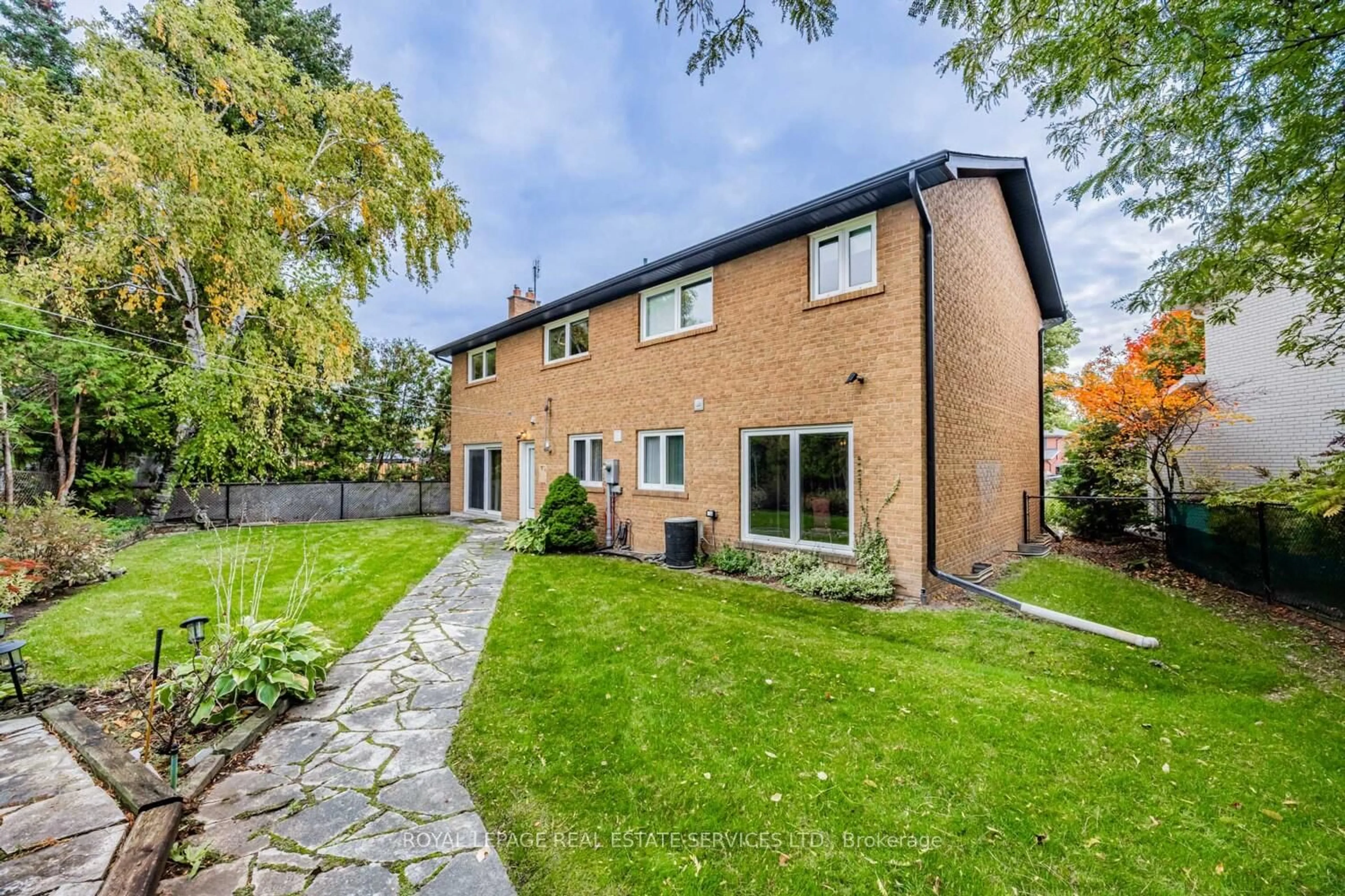 A pic from outside/outdoor area/front of a property/back of a property/a pic from drone, street for 5 Harrowby Crt, Toronto Ontario M9B 3H3