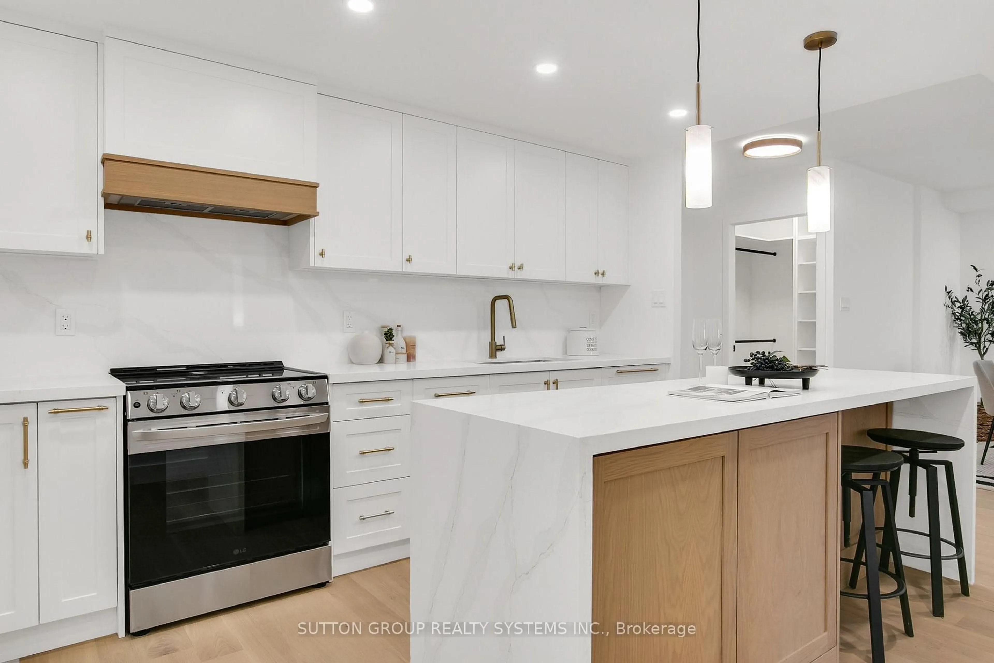 Open concept kitchen, ceramic/tile floor for 820 Burnhamthorpe Rd #2107, Toronto Ontario M9C 4W2