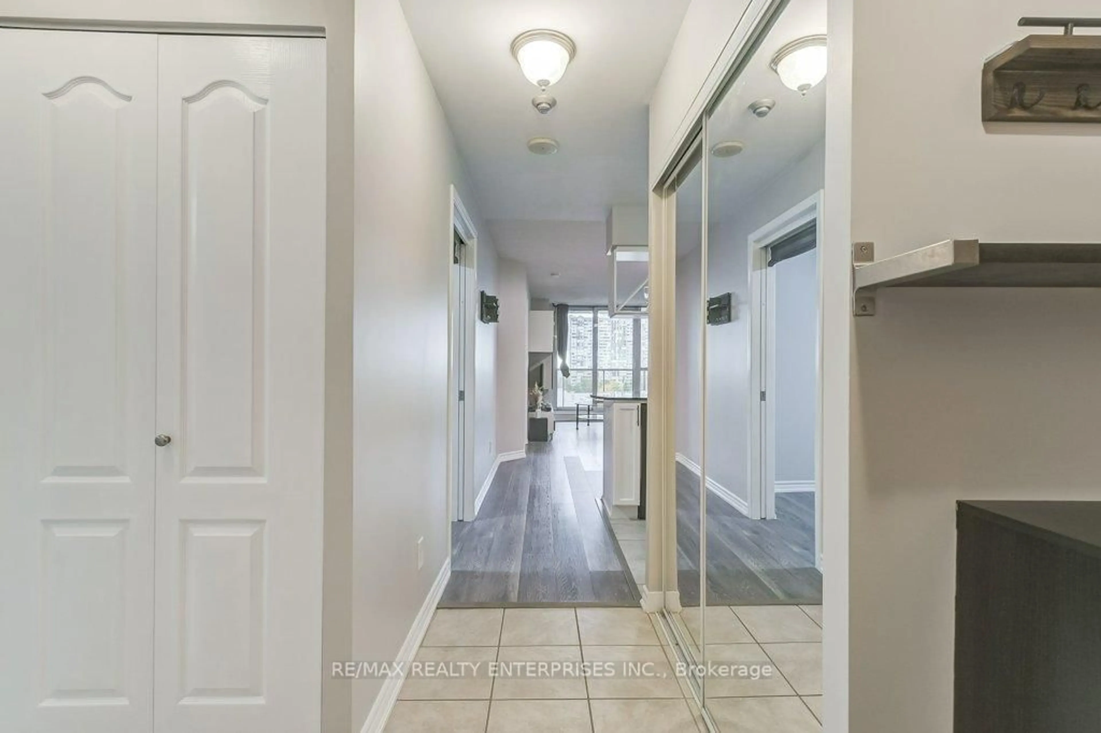 Indoor foyer for 4080 Living Arts Dr #701, Mississauga Ontario L5B 4N3