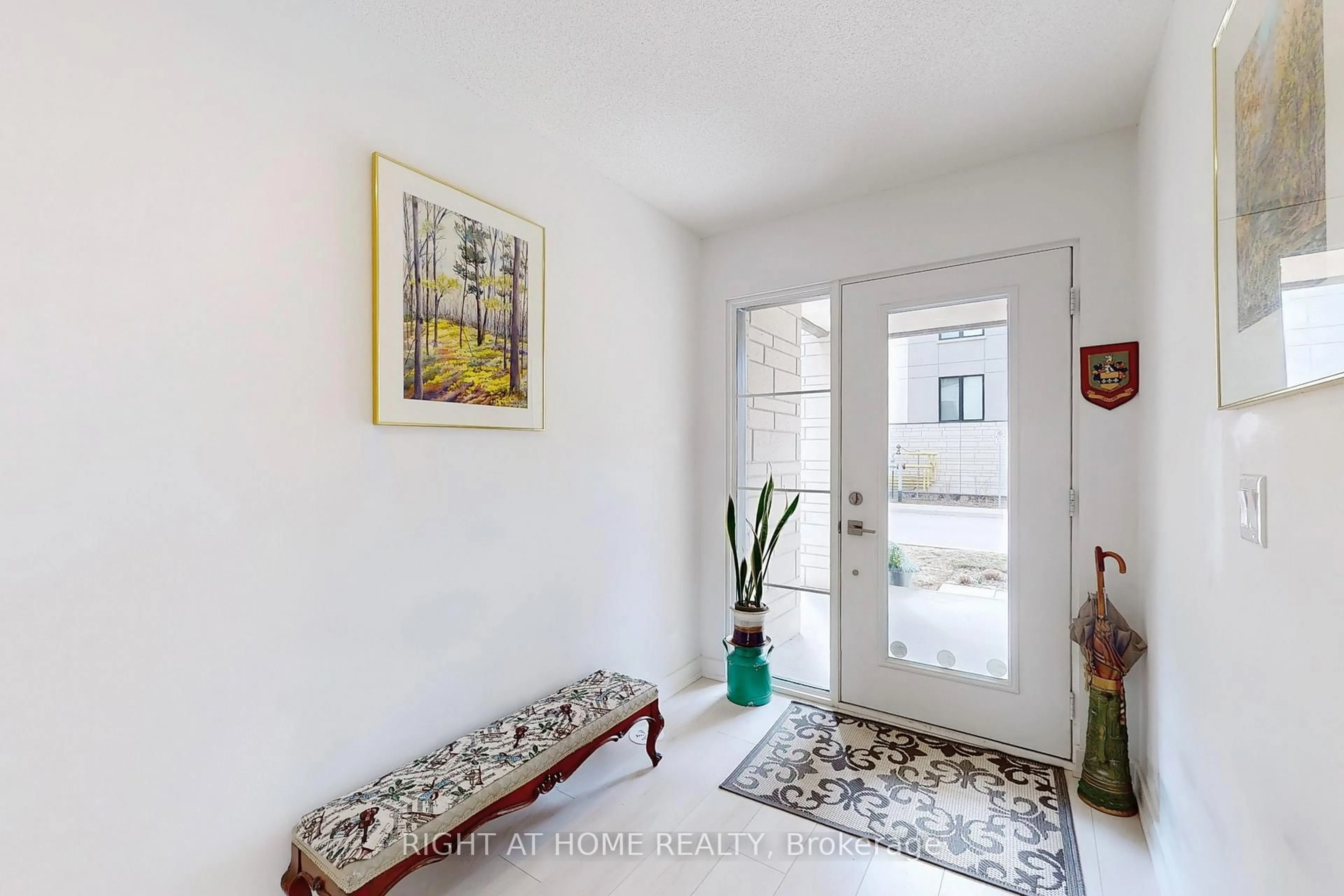 Indoor entryway for 1121 Cooke Blvd #85, Burlington Ontario L7T 0C4