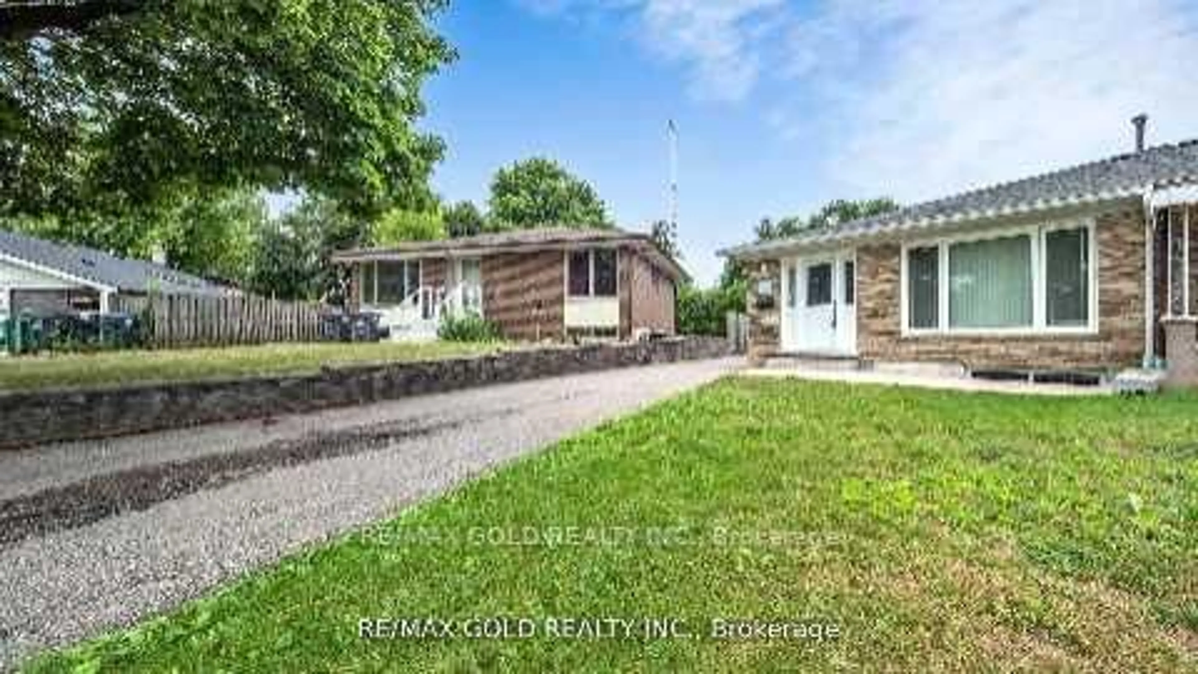 A pic from outside/outdoor area/front of a property/back of a property/a pic from drone, street for 44 Chatsworth Dr, Brampton Ontario L6X 2L9